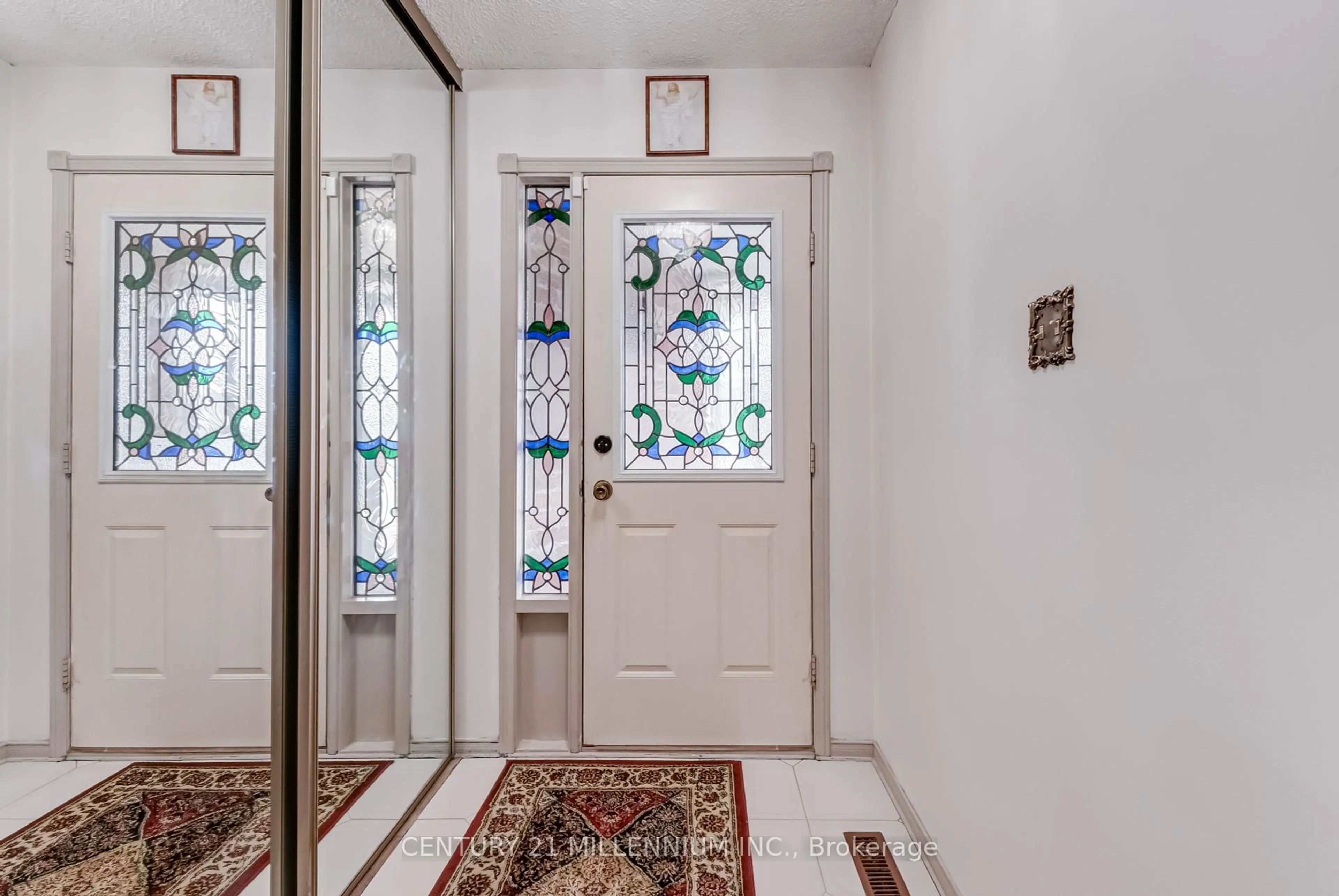 Indoor foyer for 61 Castlehill Rd, Brampton Ontario L6X 4C9