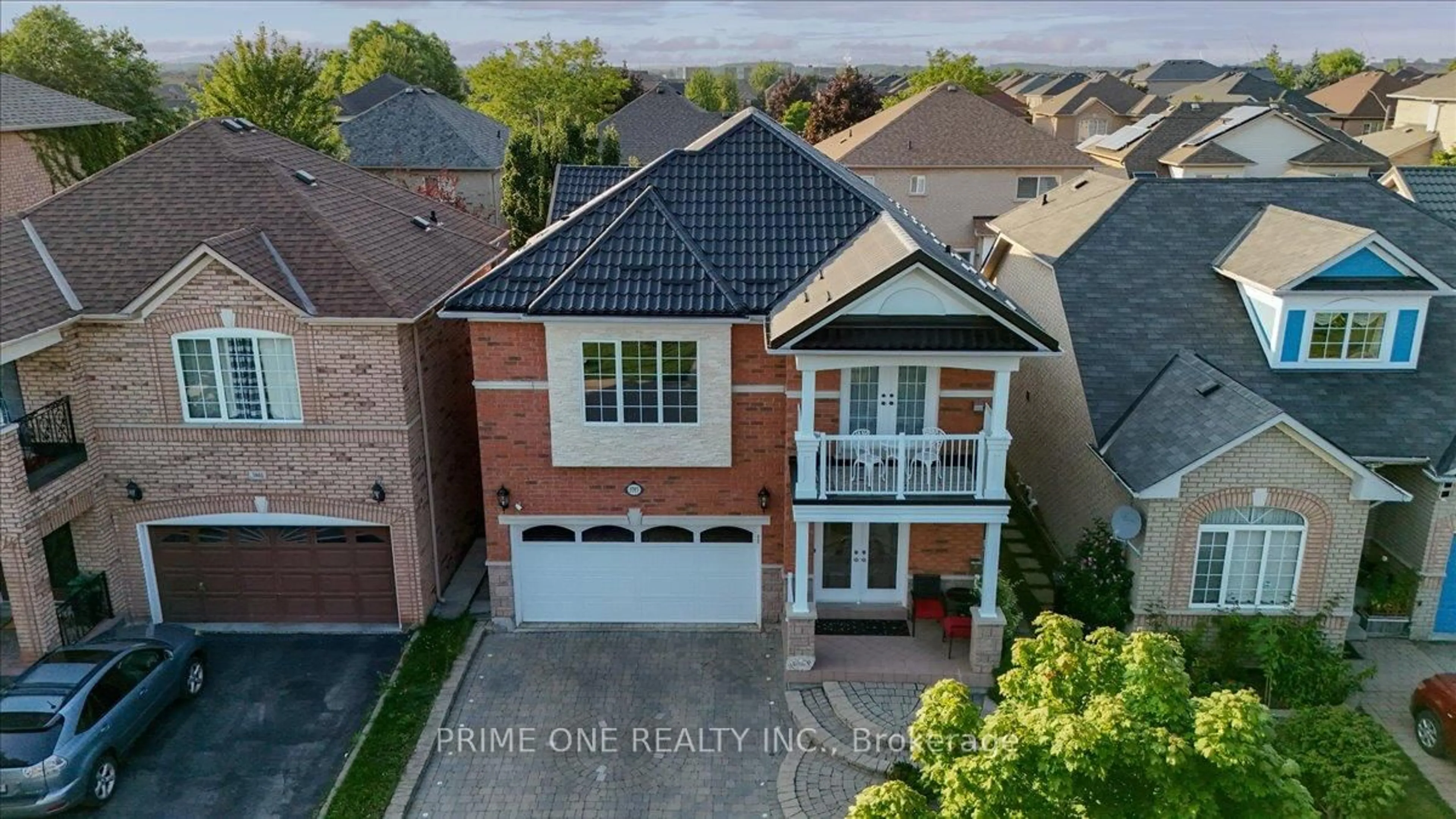 A pic from outside/outdoor area/front of a property/back of a property/a pic from drone, street for 3797 Barley Tr, Mississauga Ontario L5M 6X4