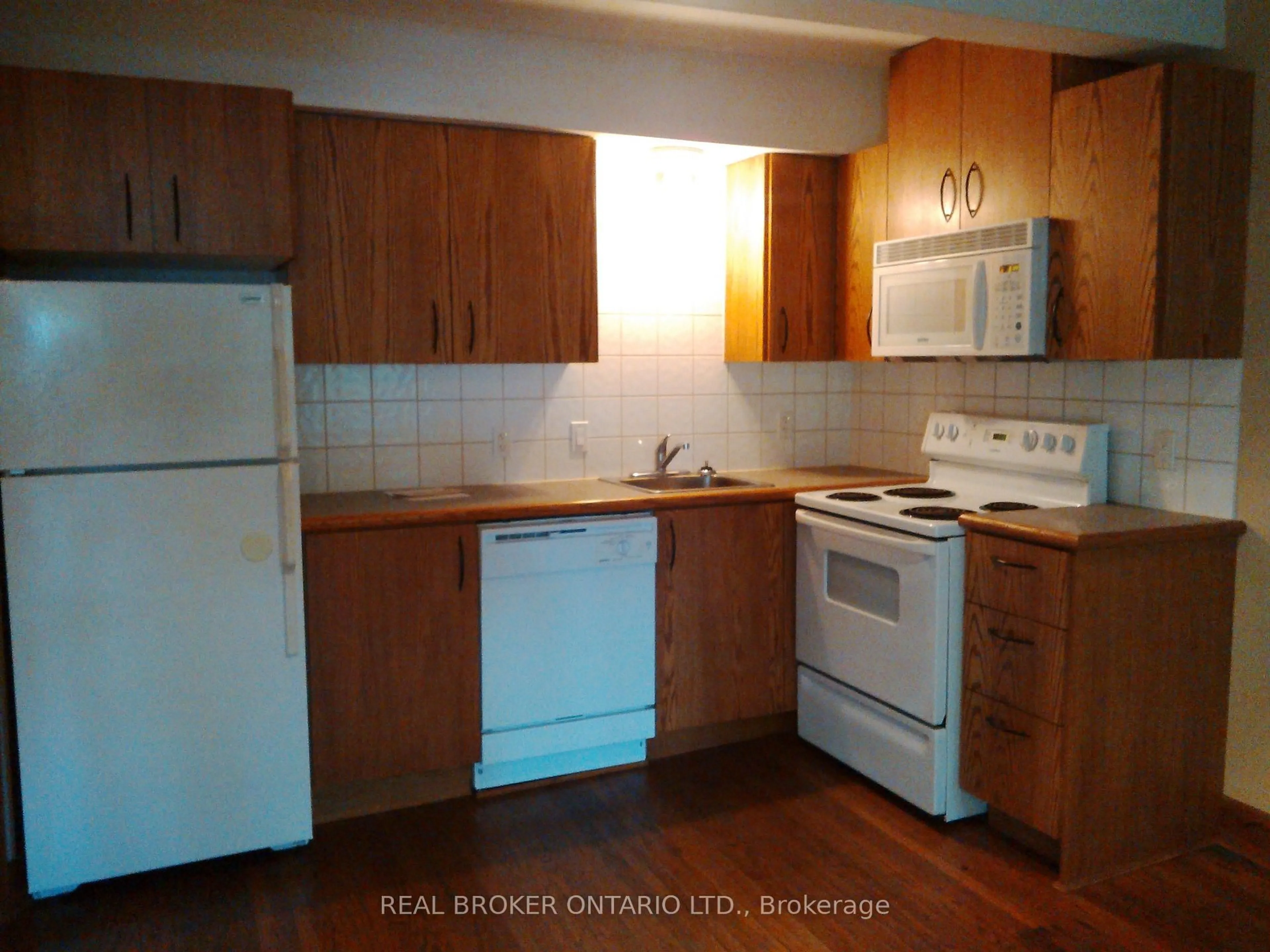 Standard kitchen, wood/laminate floor for 18 First Ave, Orangeville Ontario L9W 1H8