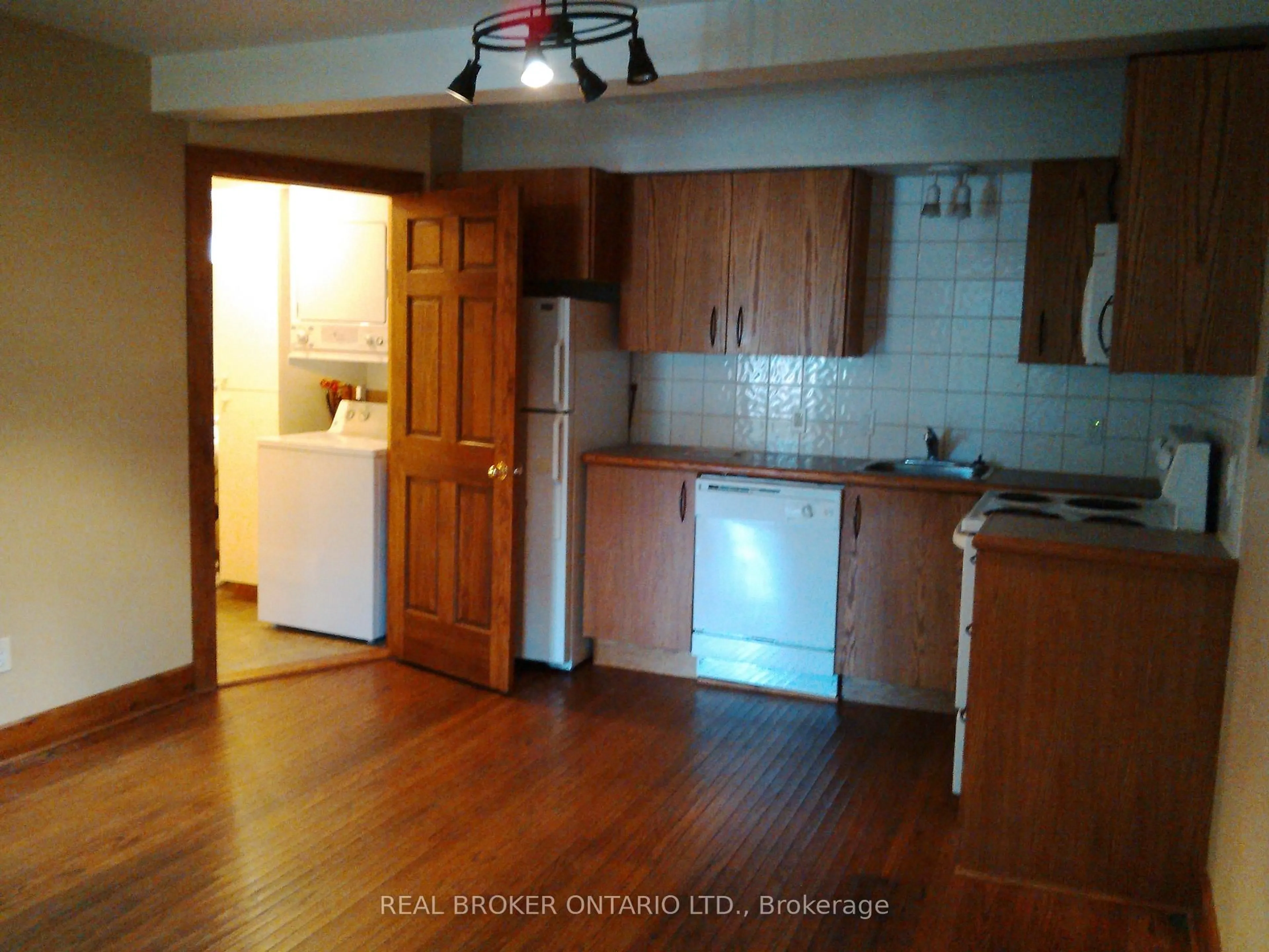 Standard kitchen, wood/laminate floor for 18 First Ave, Orangeville Ontario L9W 1H8