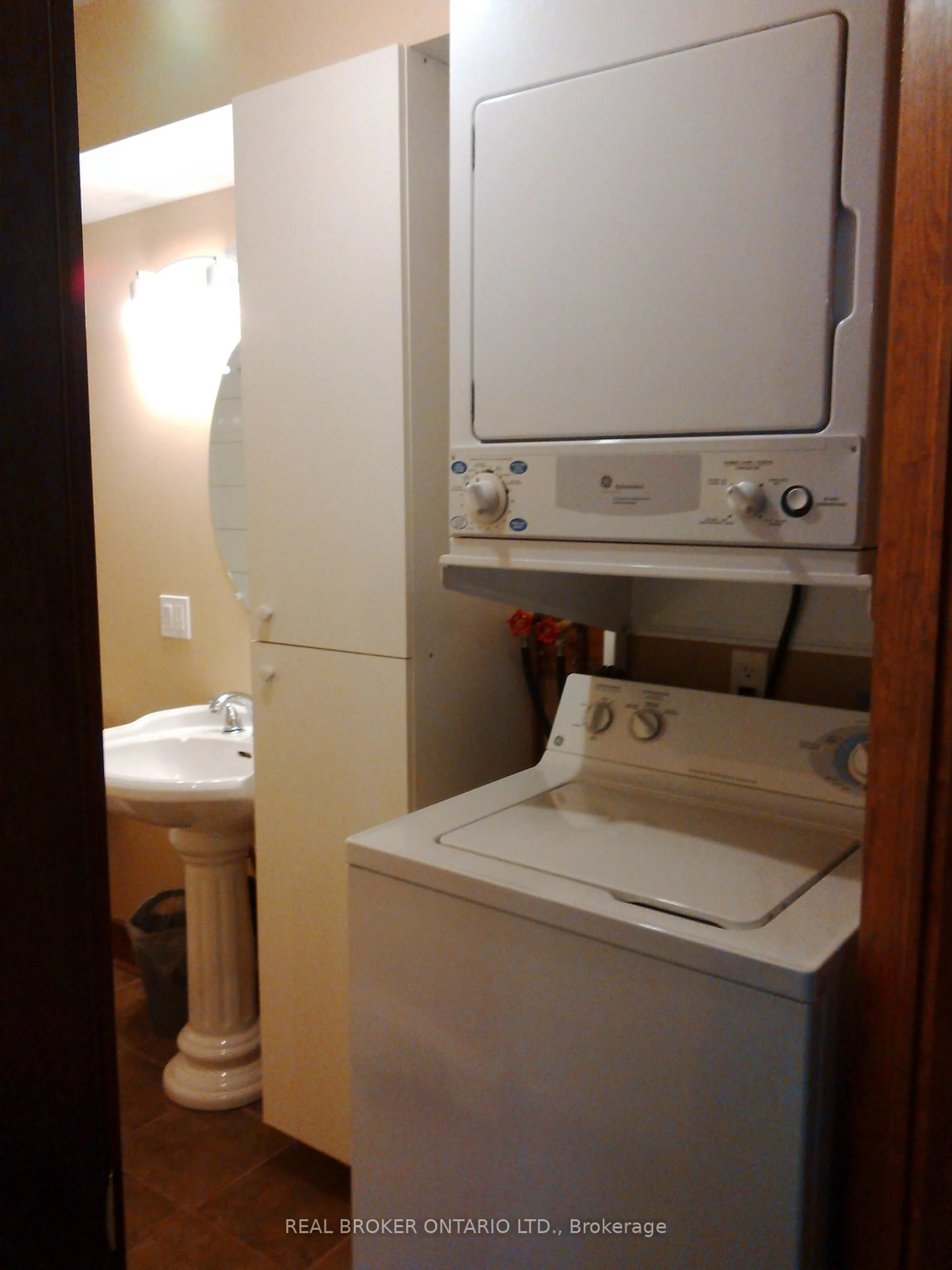 Standard bathroom, floor is not visible for 18 First Ave, Orangeville Ontario L9W 1H8