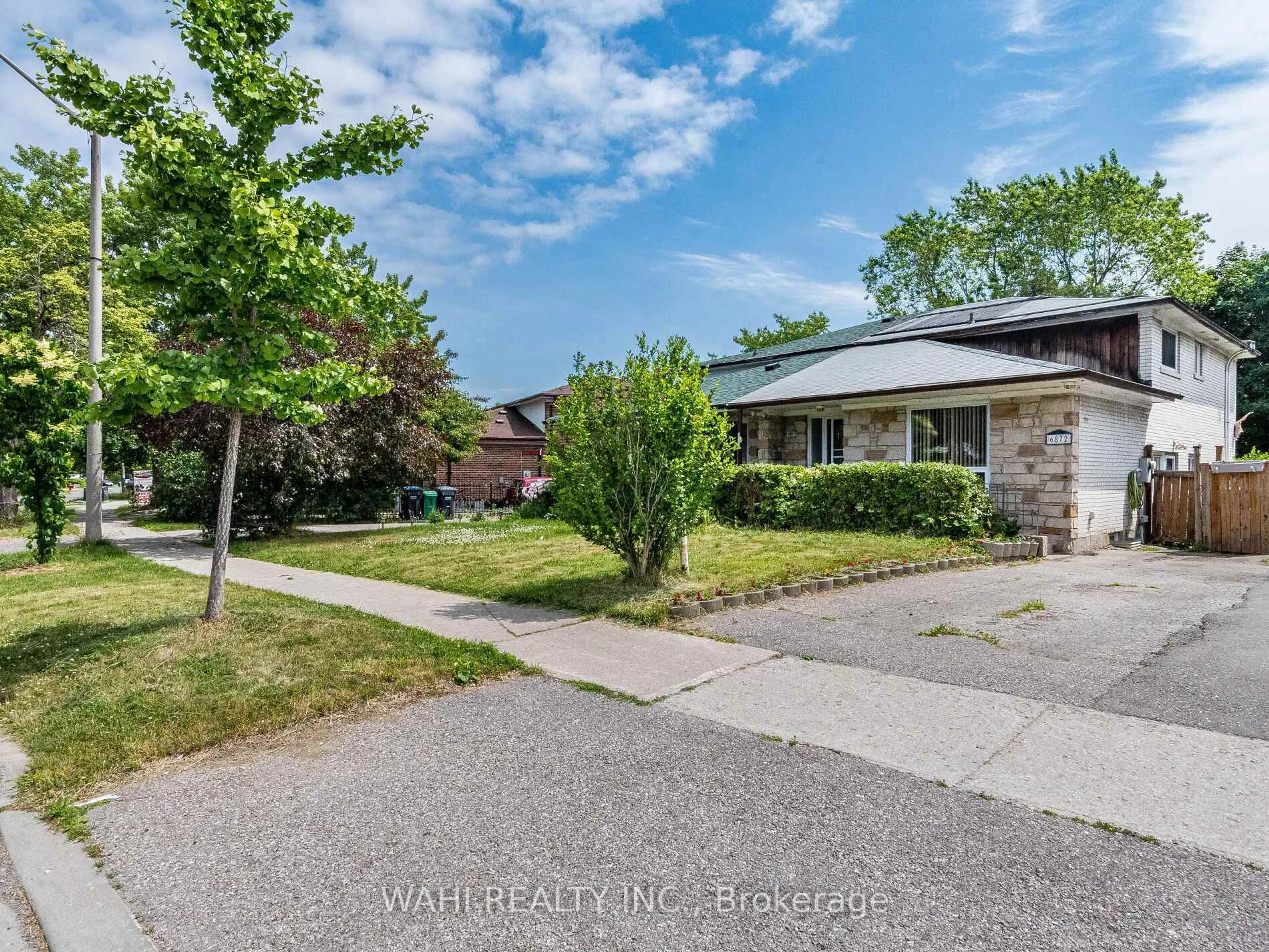 A pic from outside/outdoor area/front of a property/back of a property/a pic from drone, street for 6872 Darcel Ave, Mississauga Ontario L4T 2W5