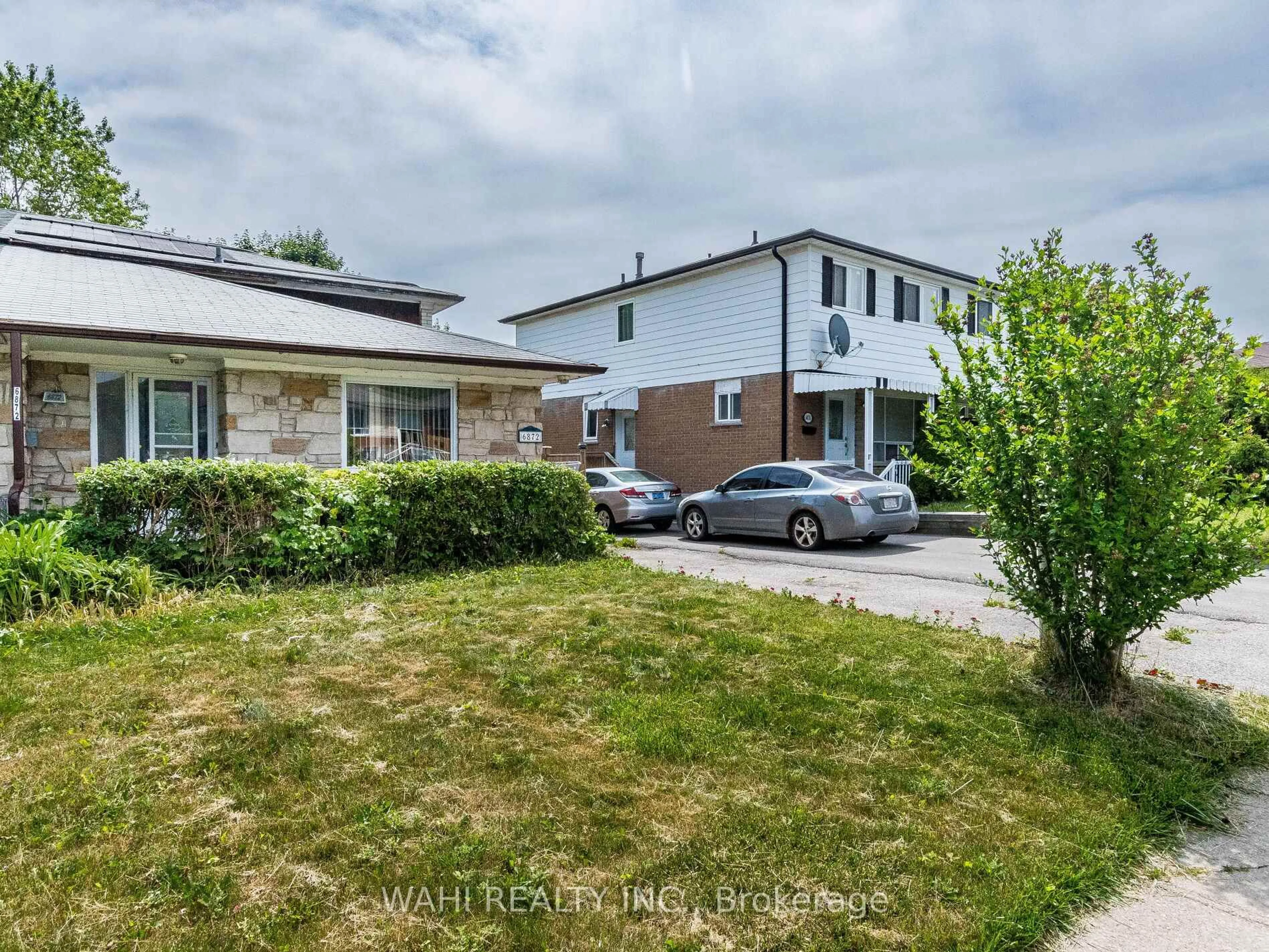 A pic from outside/outdoor area/front of a property/back of a property/a pic from drone, street for 6872 Darcel Ave, Mississauga Ontario L4T 2W5