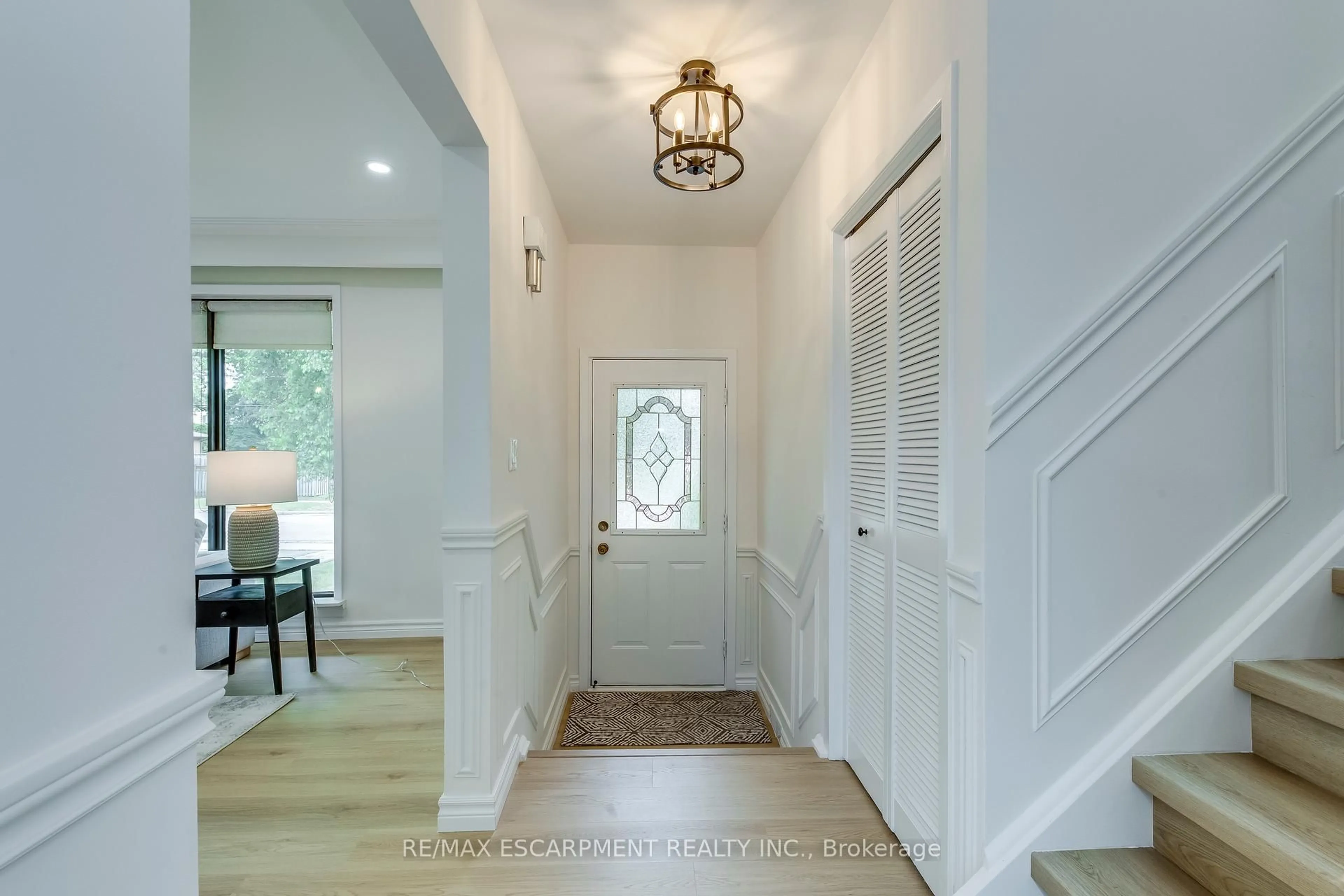 Indoor entryway for 564 Dynes Rd, Burlington Ontario L7N 2V2