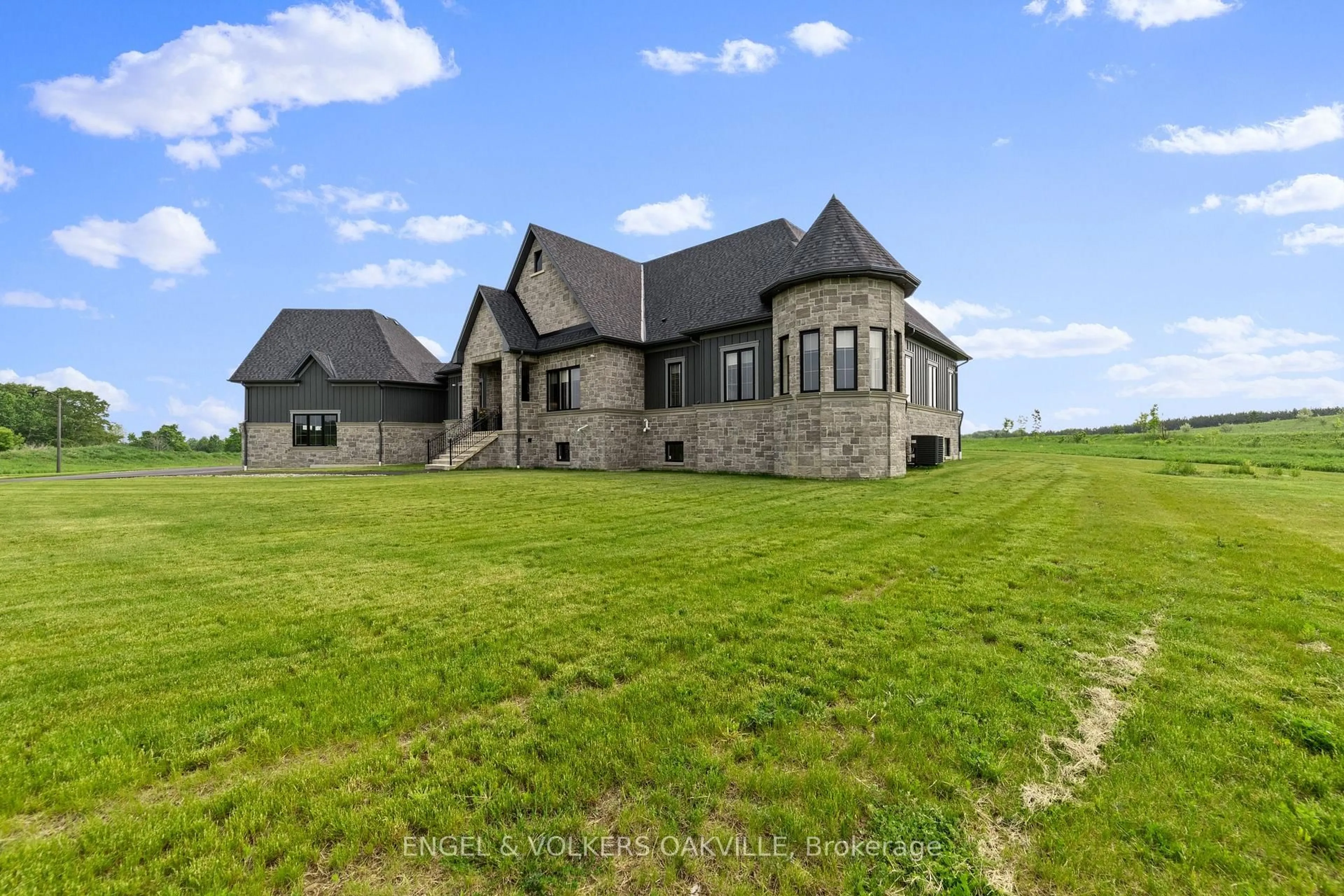 A pic from outside/outdoor area/front of a property/back of a property/a pic from drone, building for 91 Logan Rd, Caledon Ontario L7E 4L5