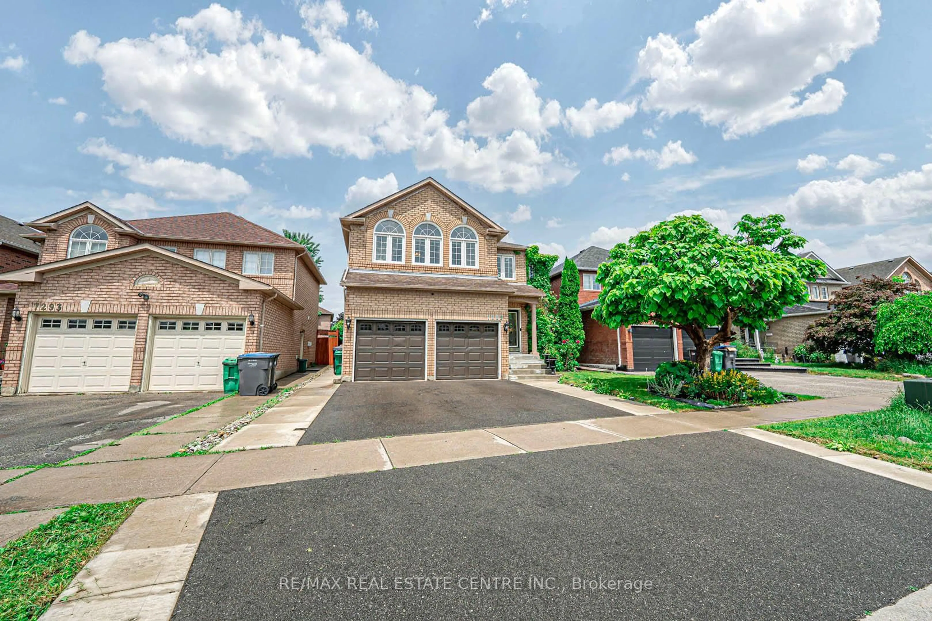 A pic from outside/outdoor area/front of a property/back of a property/a pic from drone, street for 7289 Terragar Blvd, Mississauga Ontario L5N 7L8