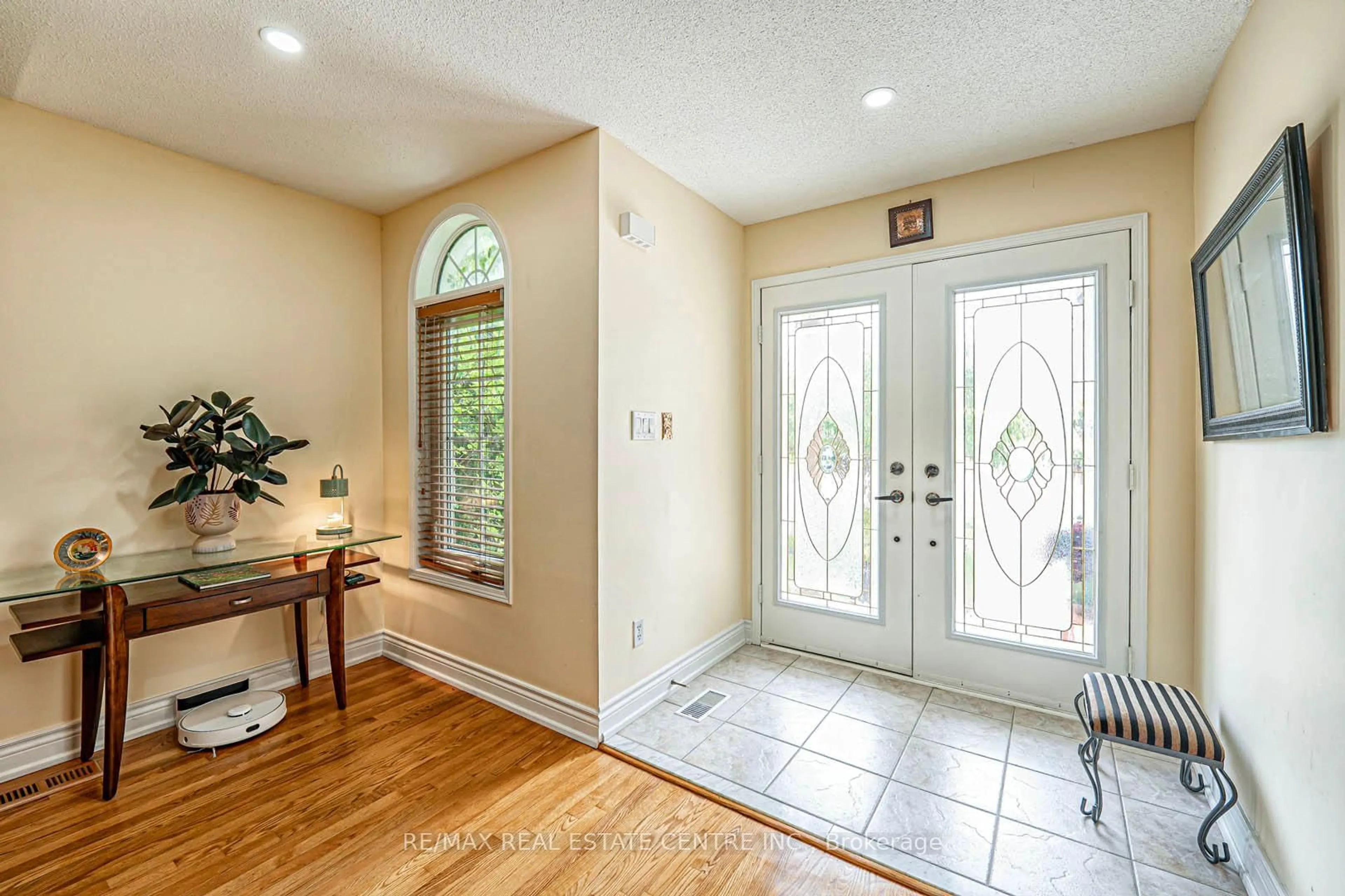 Indoor entryway for 7289 Terragar Blvd, Mississauga Ontario L5N 7L8