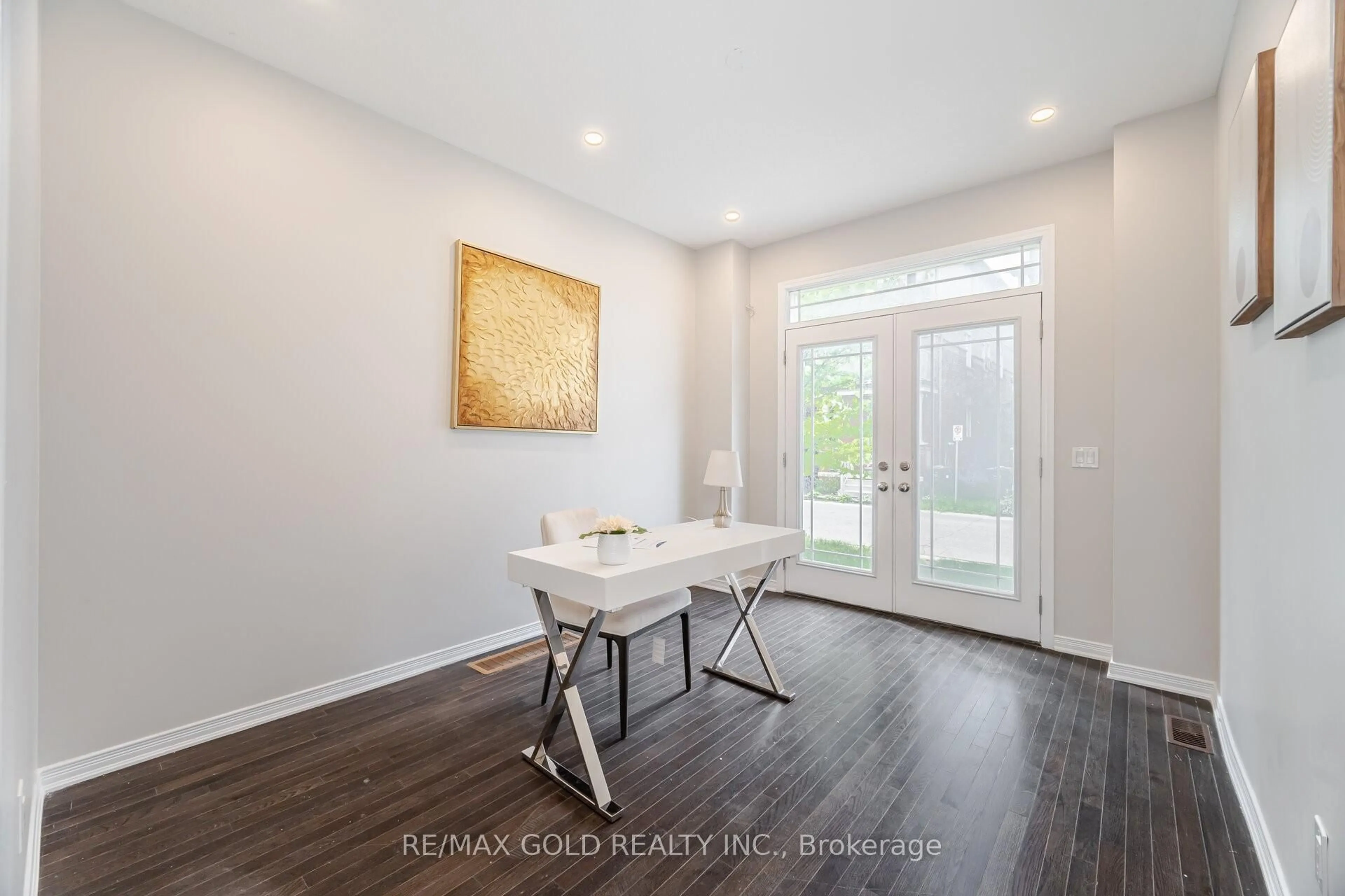Indoor entryway for 418 Dougall Ave, Caledon Ontario L7C 4C9