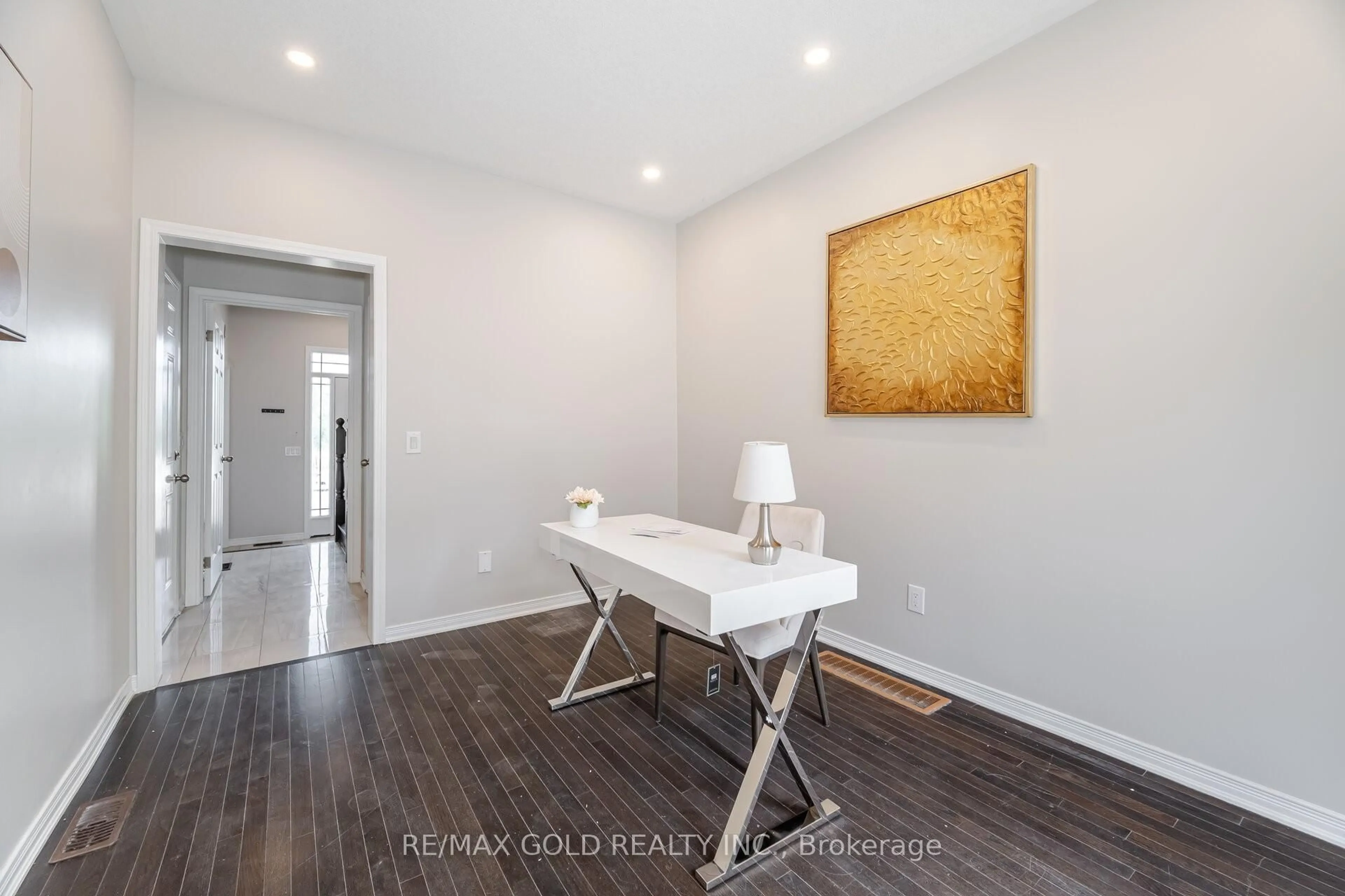 Indoor entryway for 418 Dougall Ave, Caledon Ontario L7C 4C9
