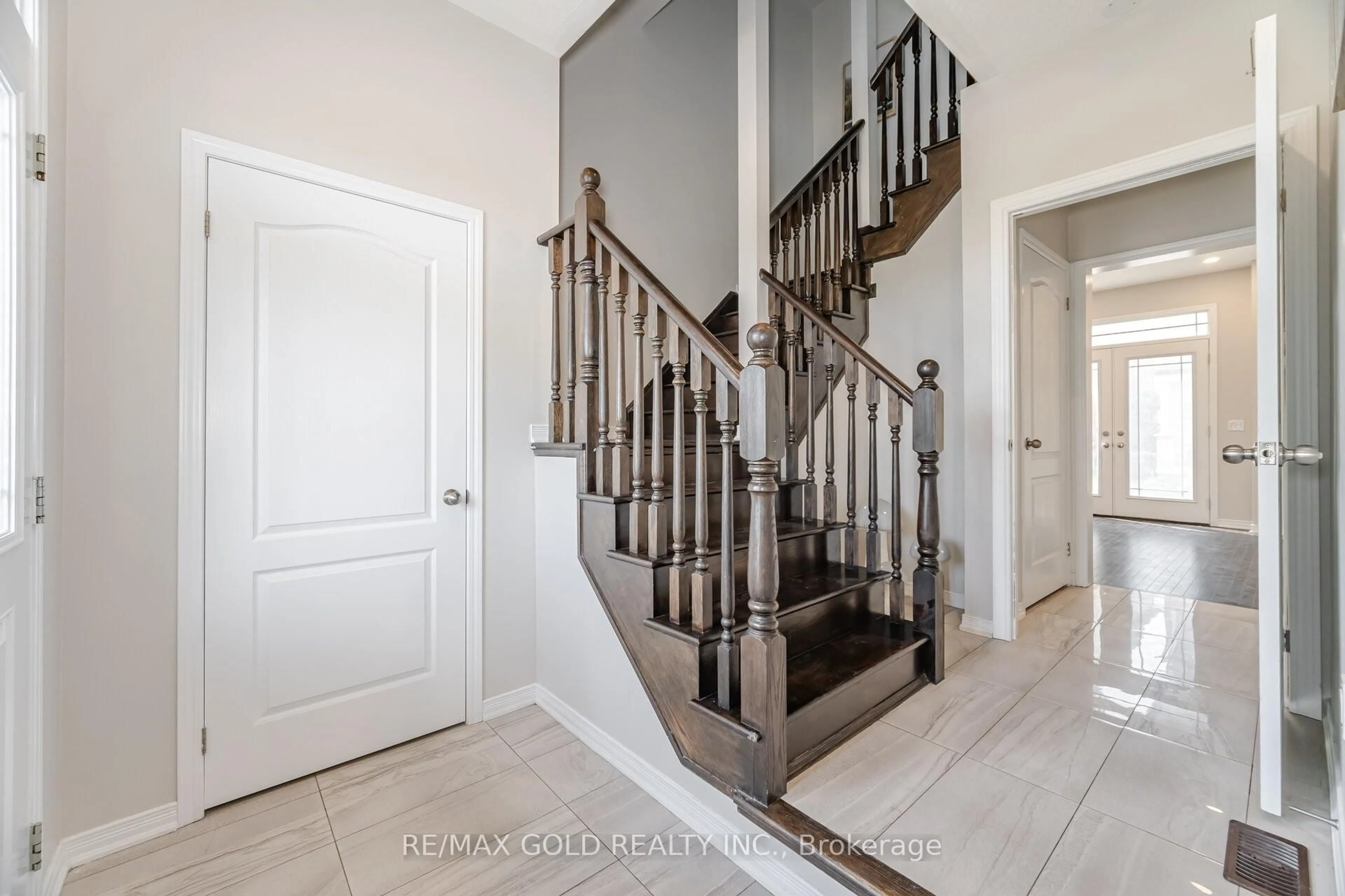 Indoor entryway for 418 Dougall Ave, Caledon Ontario L7C 4C9