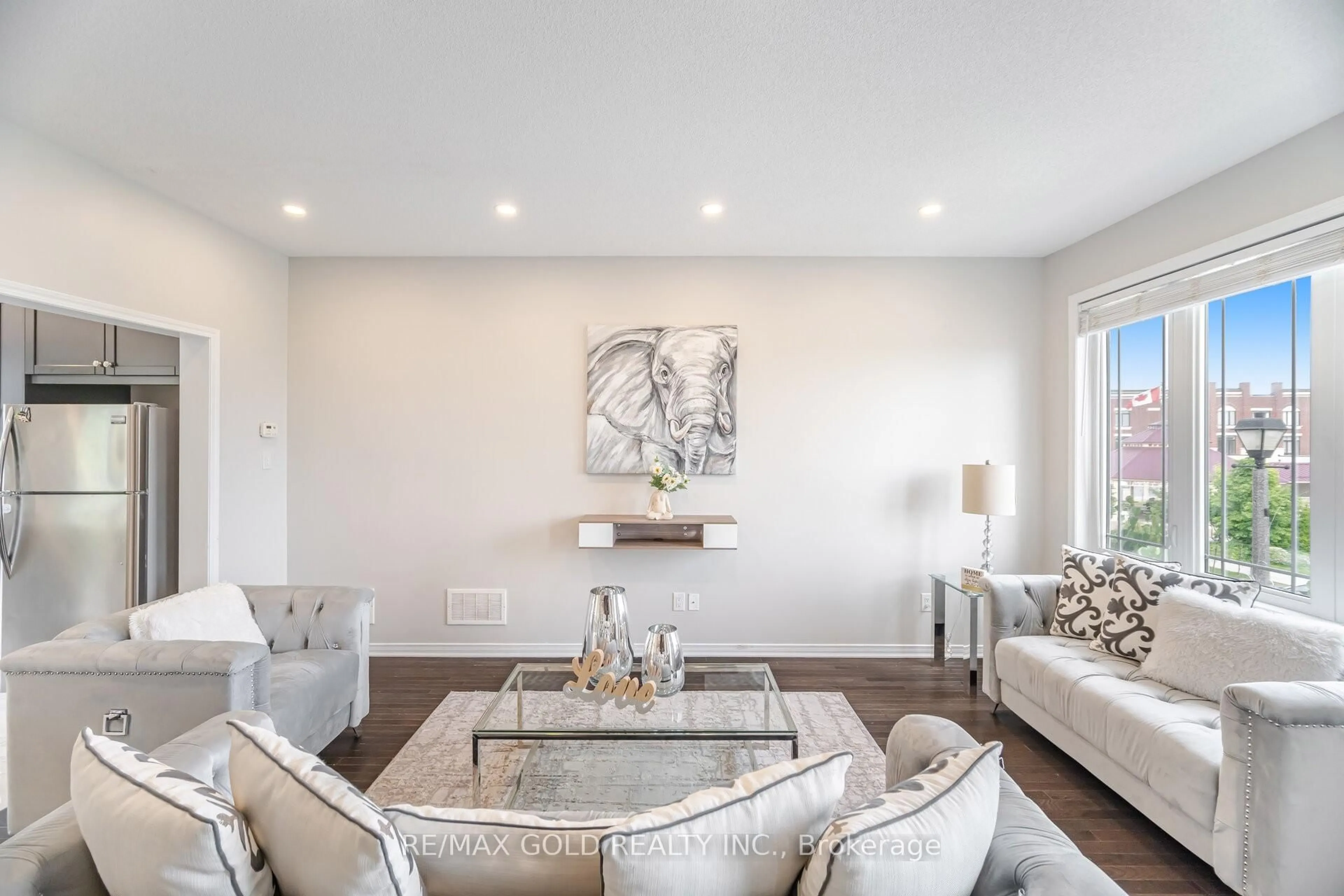 Living room with furniture, unknown for 418 Dougall Ave, Caledon Ontario L7C 4C9