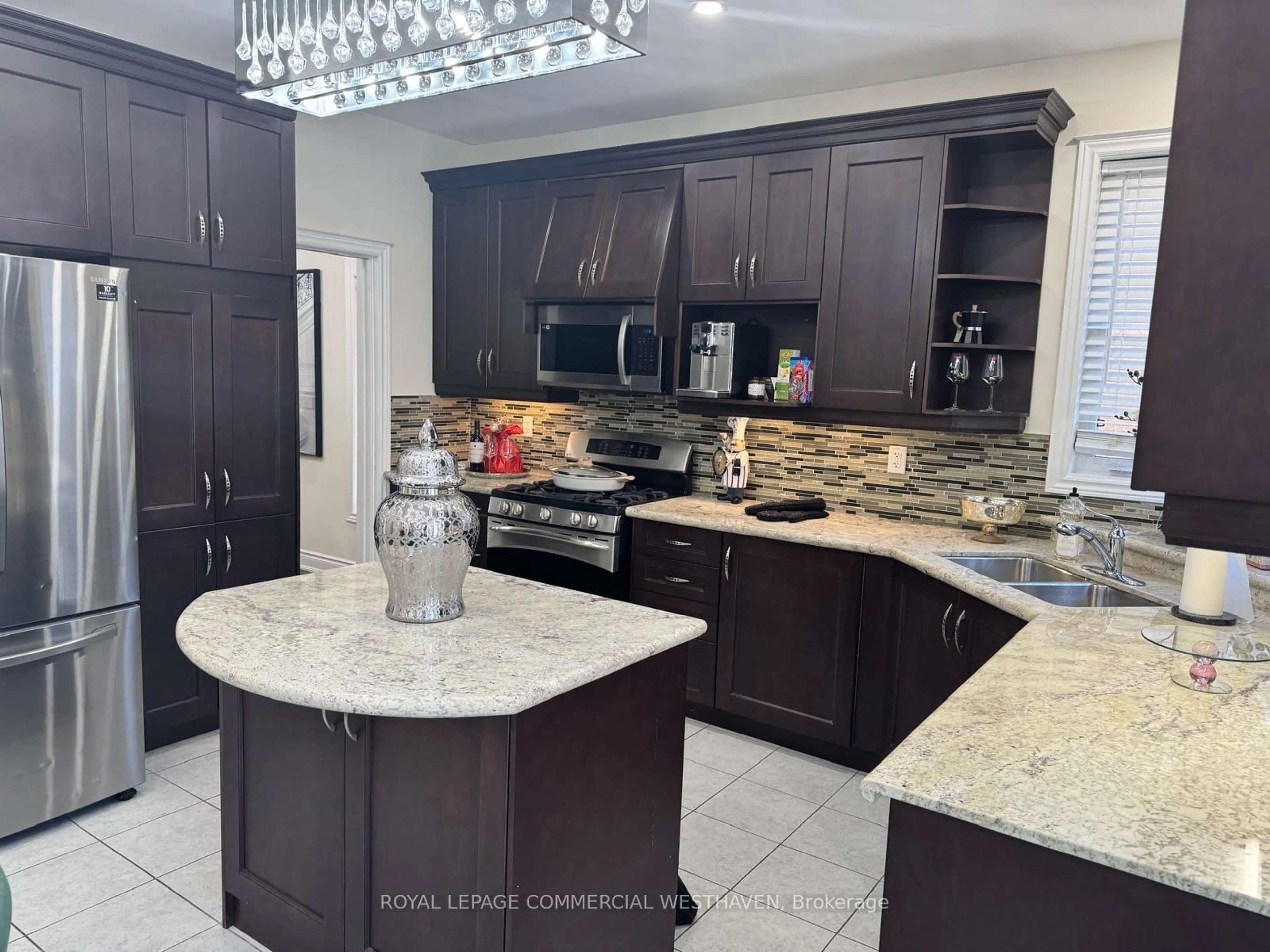 Open concept kitchen, ceramic/tile floor for 15 Quatro Cres, Brampton Ontario L6P 2T5