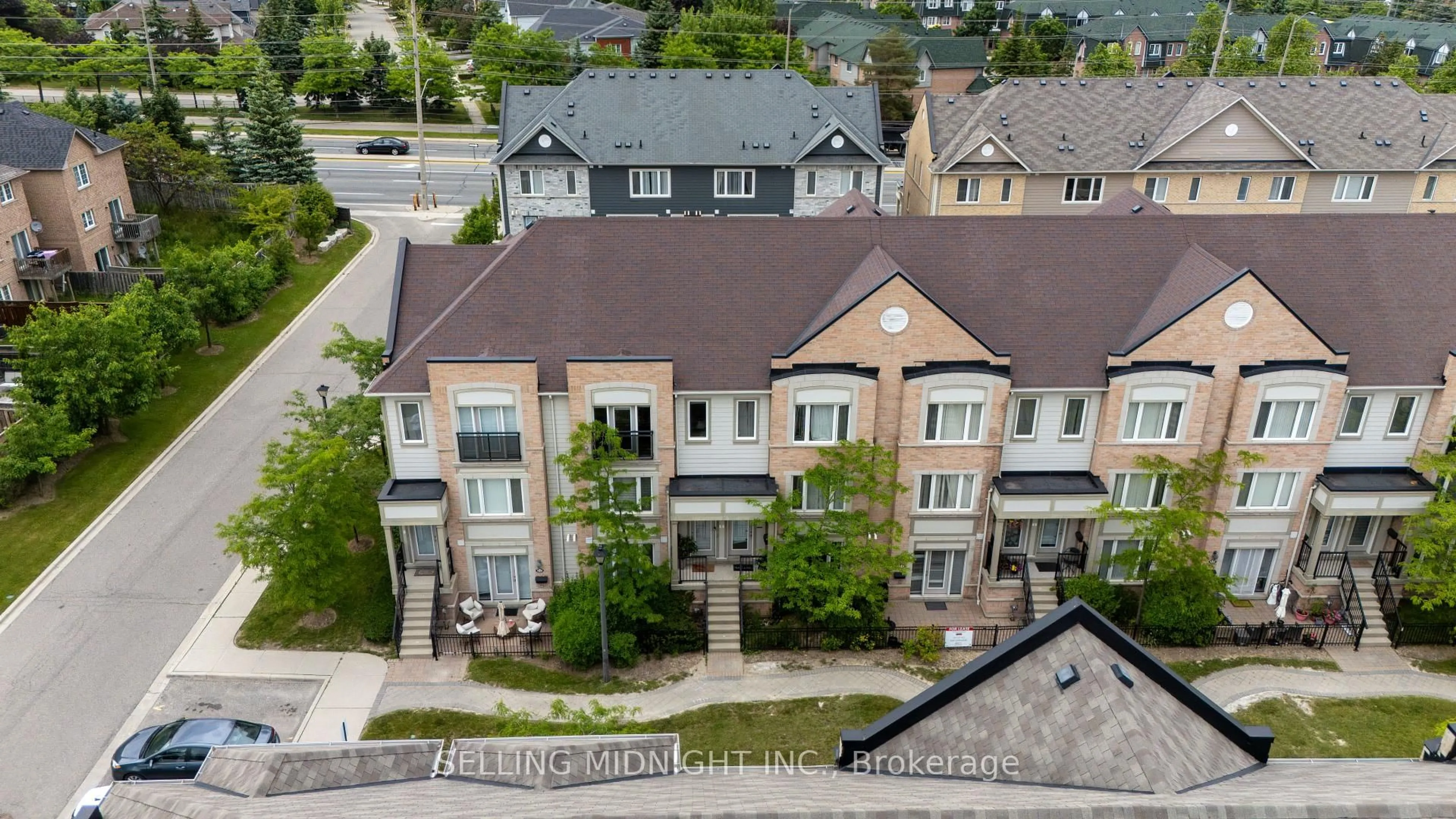 A pic from outside/outdoor area/front of a property/back of a property/a pic from drone, city buildings view from balcony for 5650 WINSTON CHURCHILL Blvd #20, Mississauga Ontario L5M 0L8