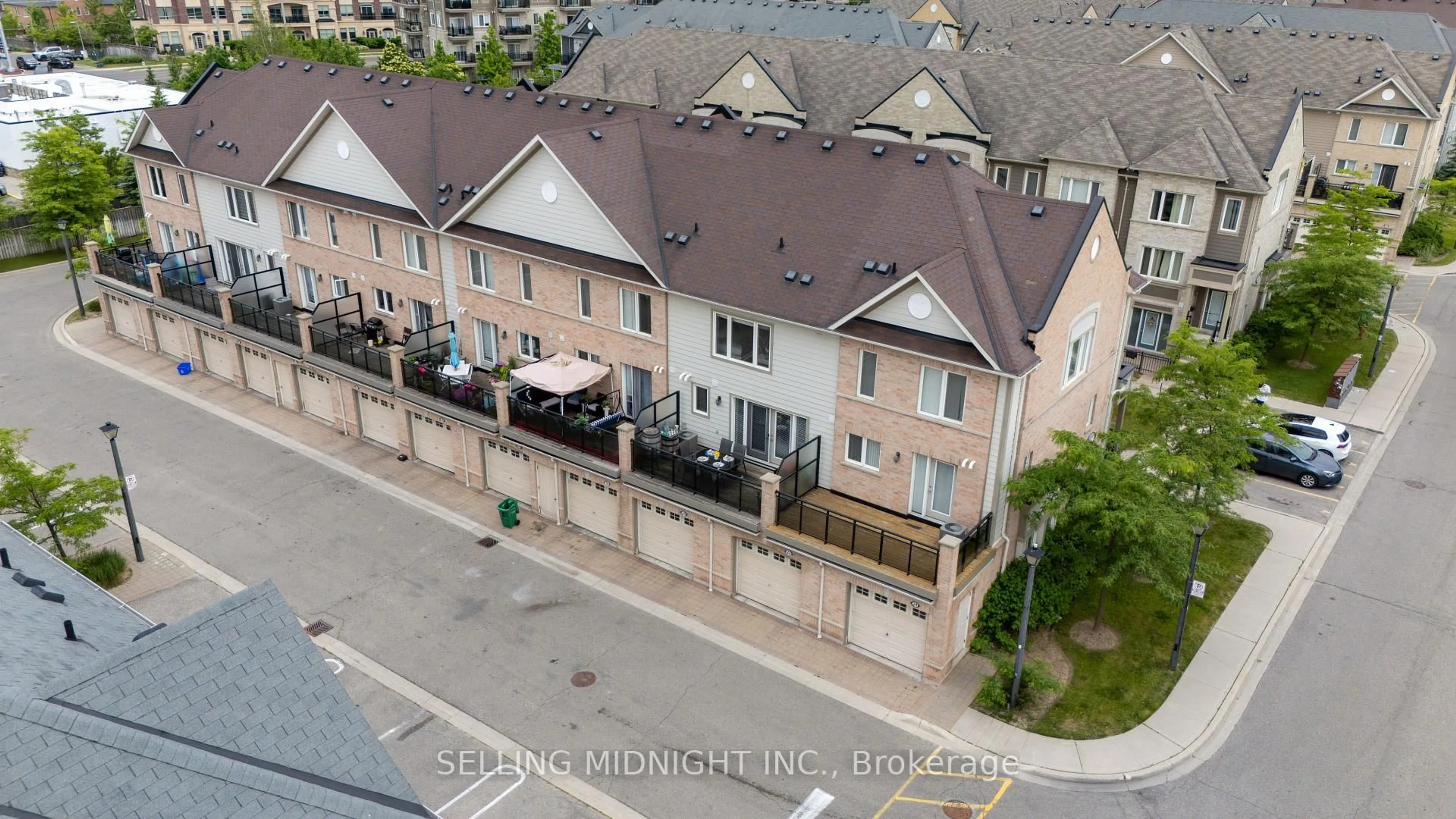 A pic from outside/outdoor area/front of a property/back of a property/a pic from drone, city buildings view from balcony for 5650 WINSTON CHURCHILL Blvd #20, Mississauga Ontario L5M 0L8
