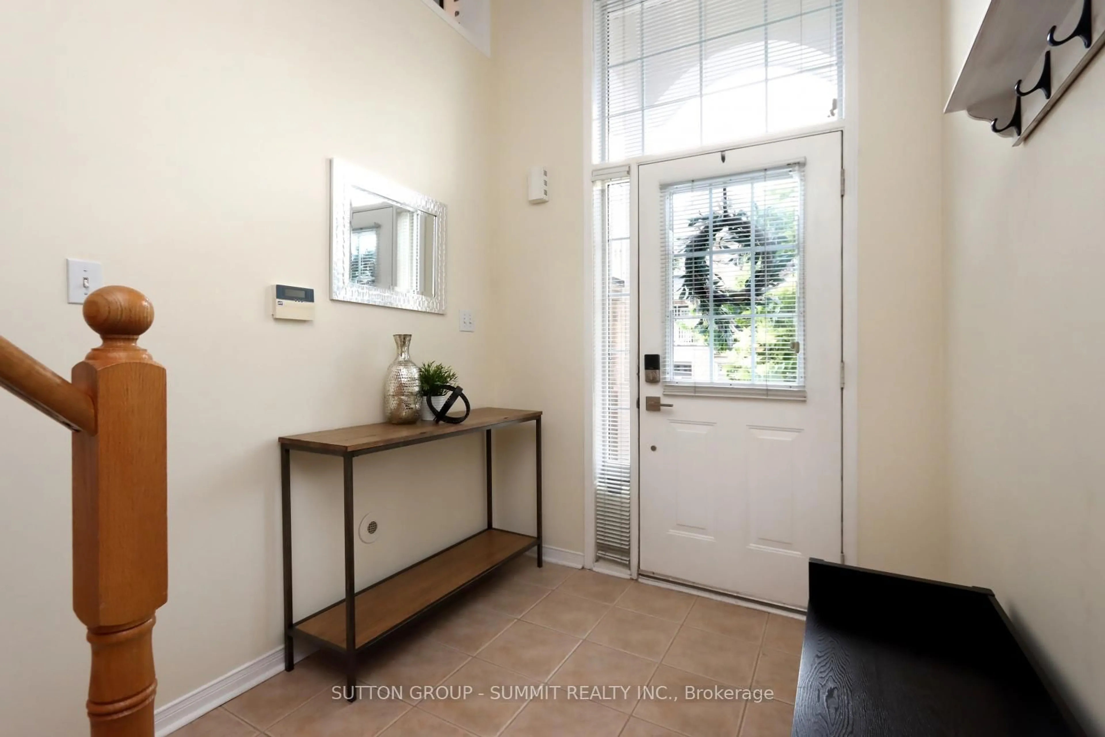 Indoor entryway for 601 SHORELINE Dr #99, Mississauga Ontario L5B 4K8