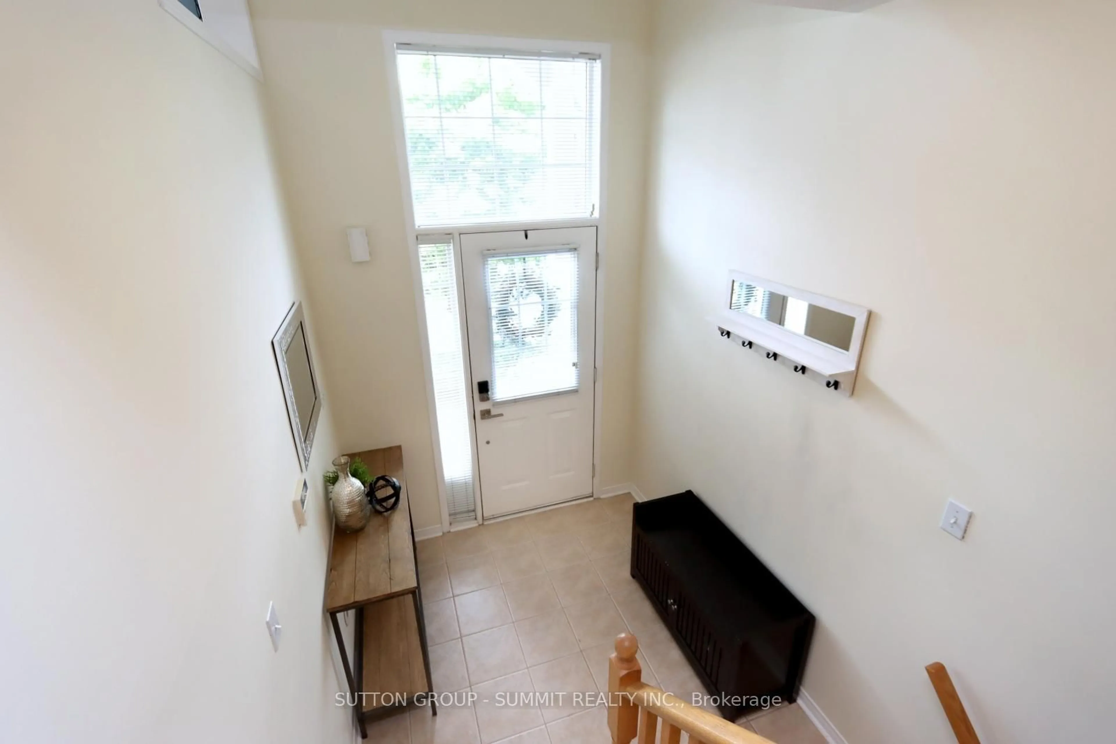 Indoor entryway for 601 SHORELINE Dr #99, Mississauga Ontario L5B 4K8
