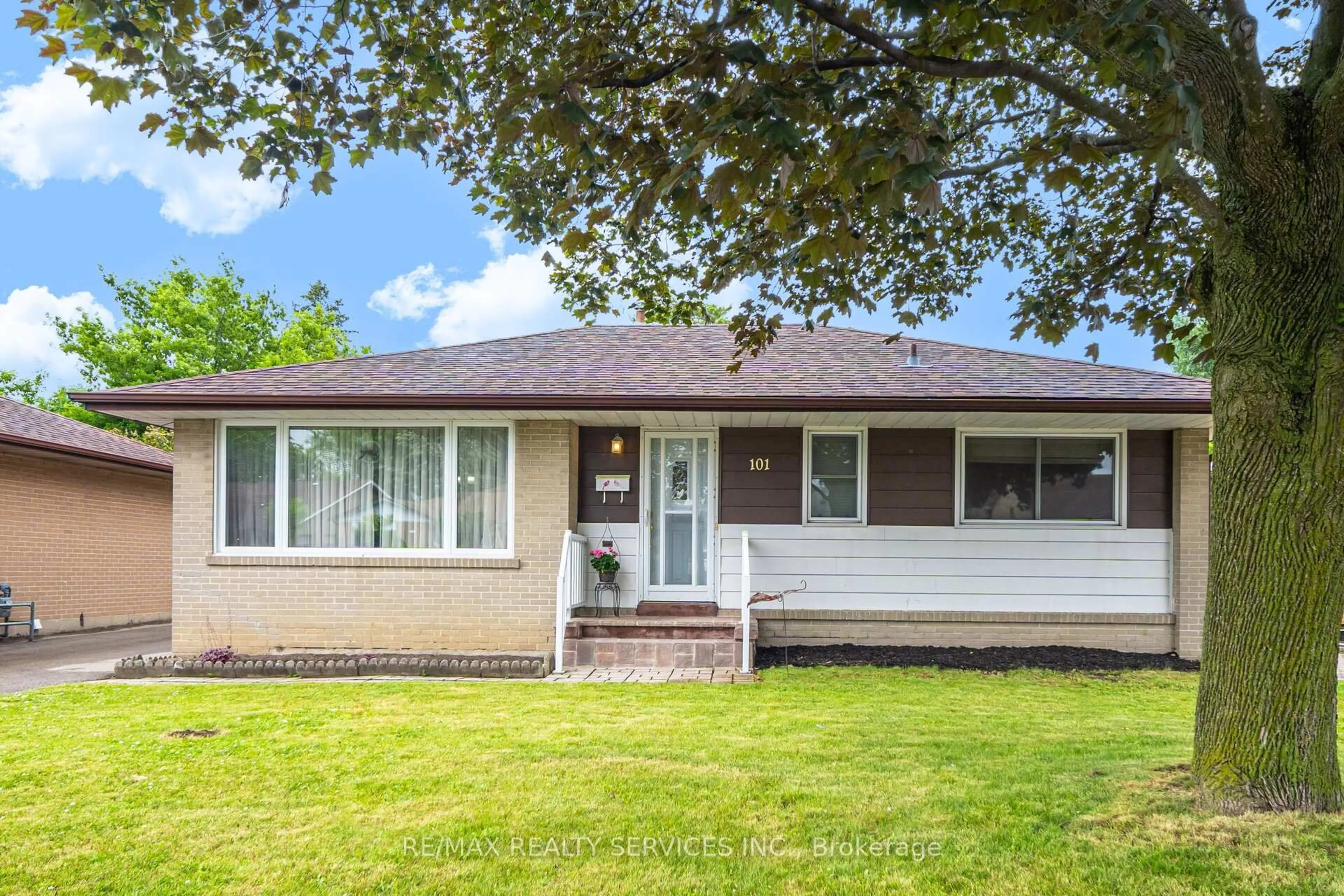 Home with vinyl exterior material, street for 101 Clarence St, Brampton Ontario L6W 1S8