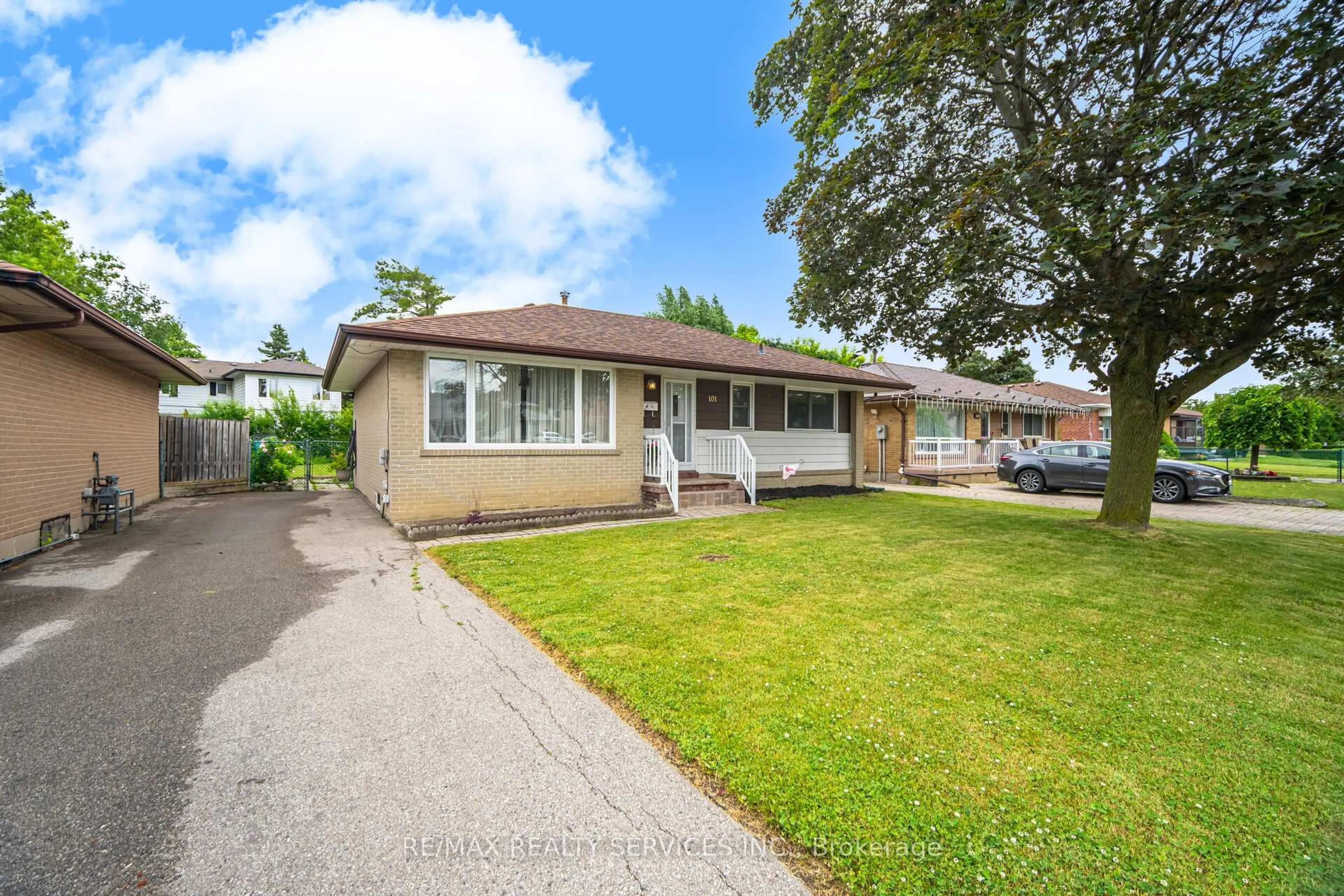 A pic from outside/outdoor area/front of a property/back of a property/a pic from drone, street for 101 Clarence St, Brampton Ontario L6W 1S8
