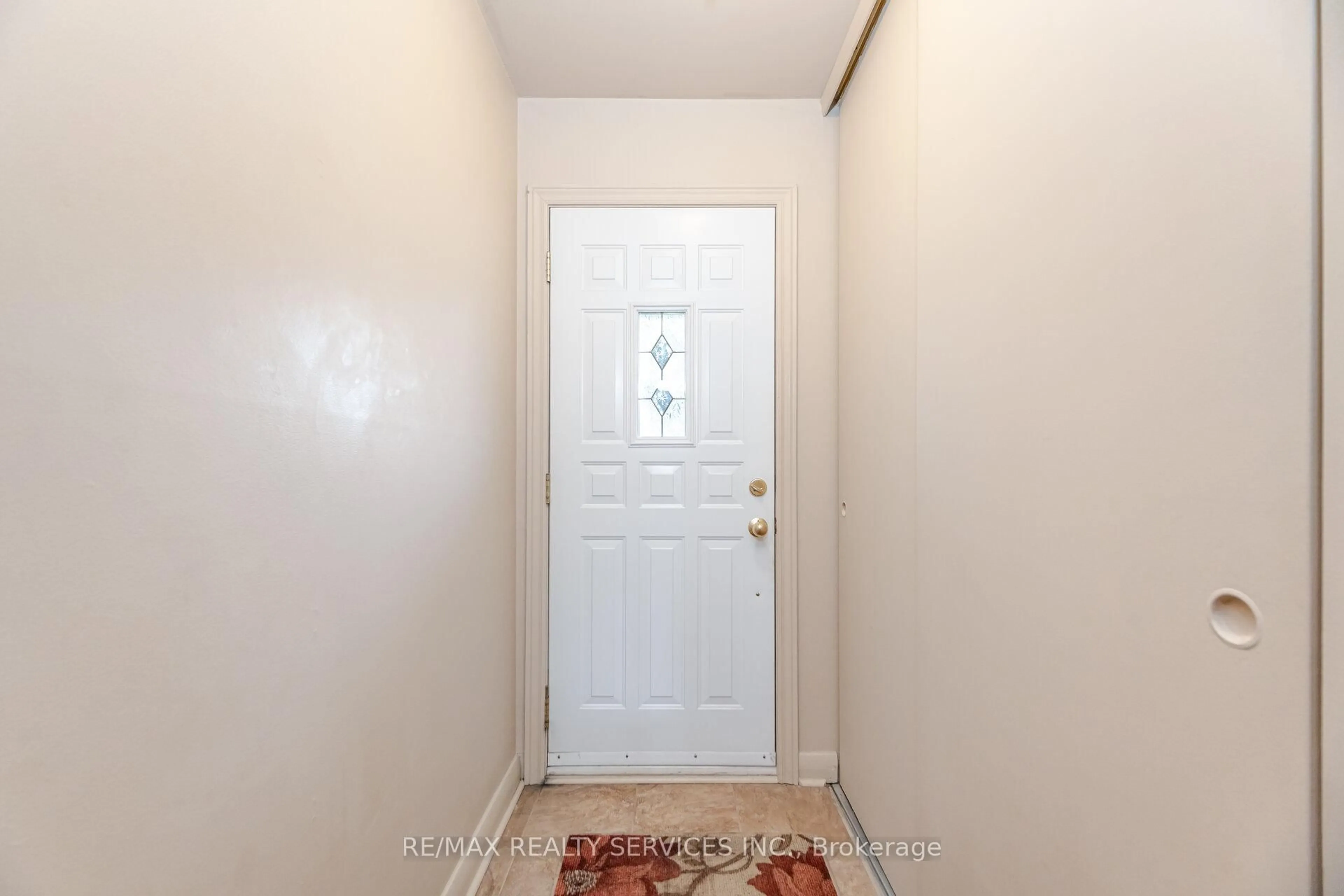Indoor entryway for 101 Clarence St, Brampton Ontario L6W 1S8