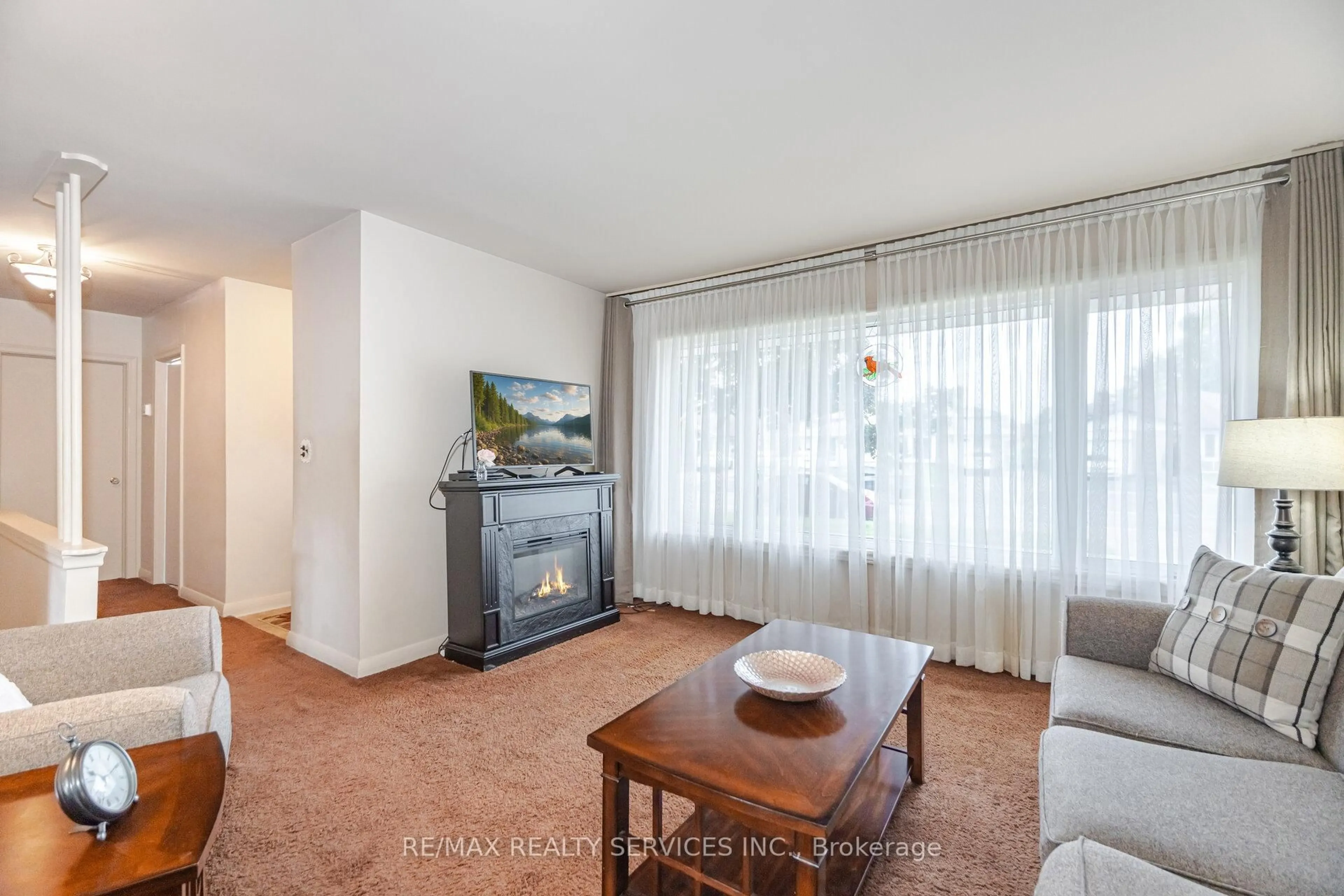 Living room with furniture, wood/laminate floor for 101 Clarence St, Brampton Ontario L6W 1S8