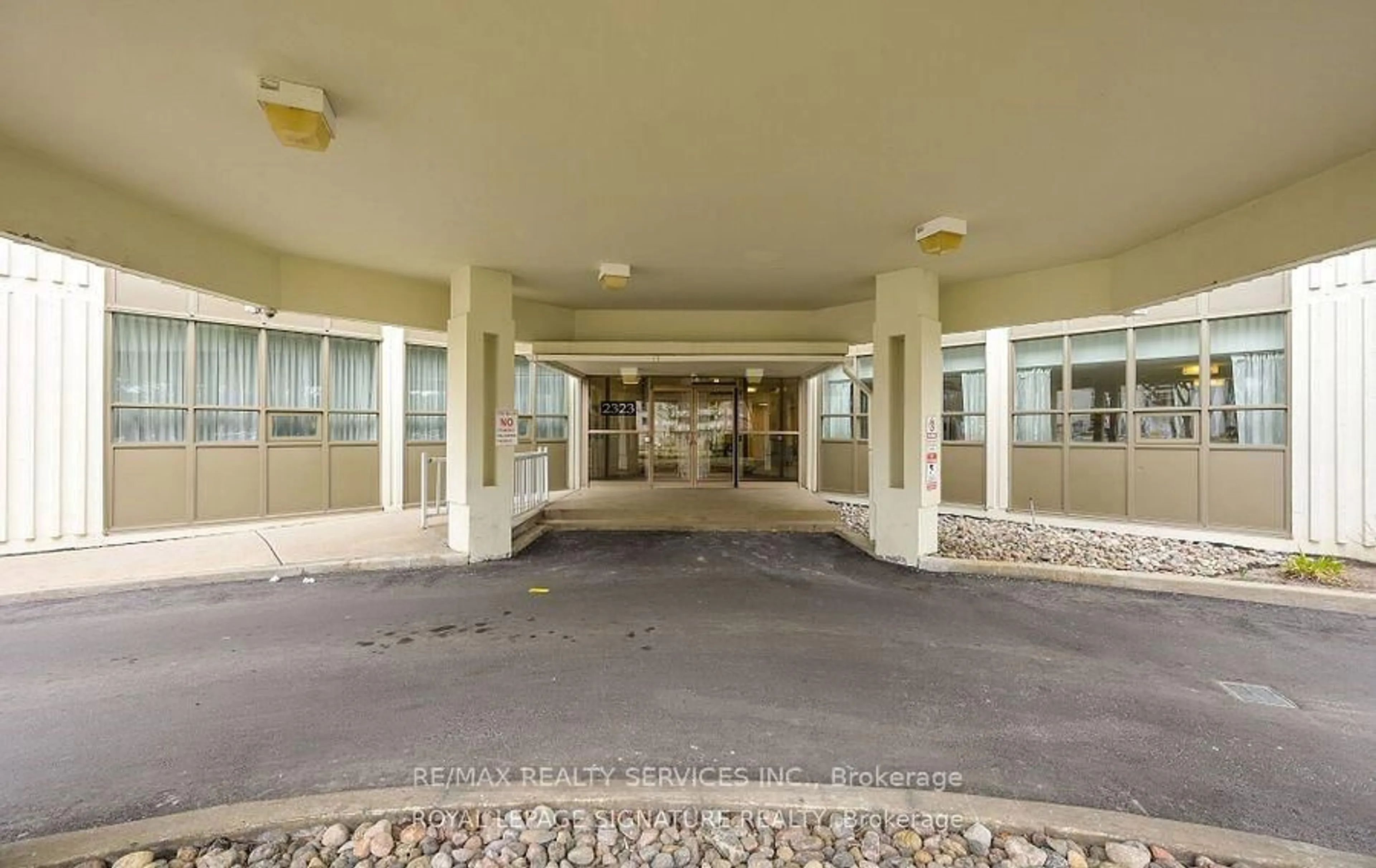 Indoor foyer for 2323 Confederation Pkwy #706, Mississauga Ontario L5B 1R6