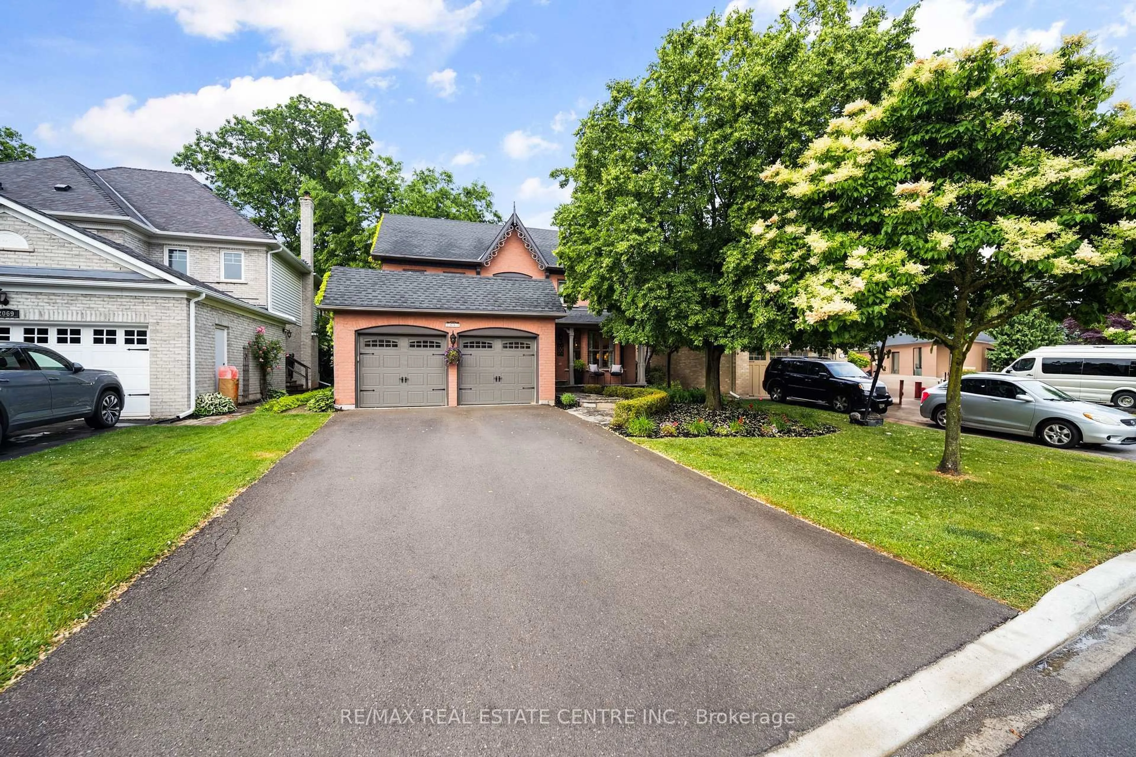 A pic from outside/outdoor area/front of a property/back of a property/a pic from drone, street for 2067 Annette Crt, Burlington Ontario L7M 3W1