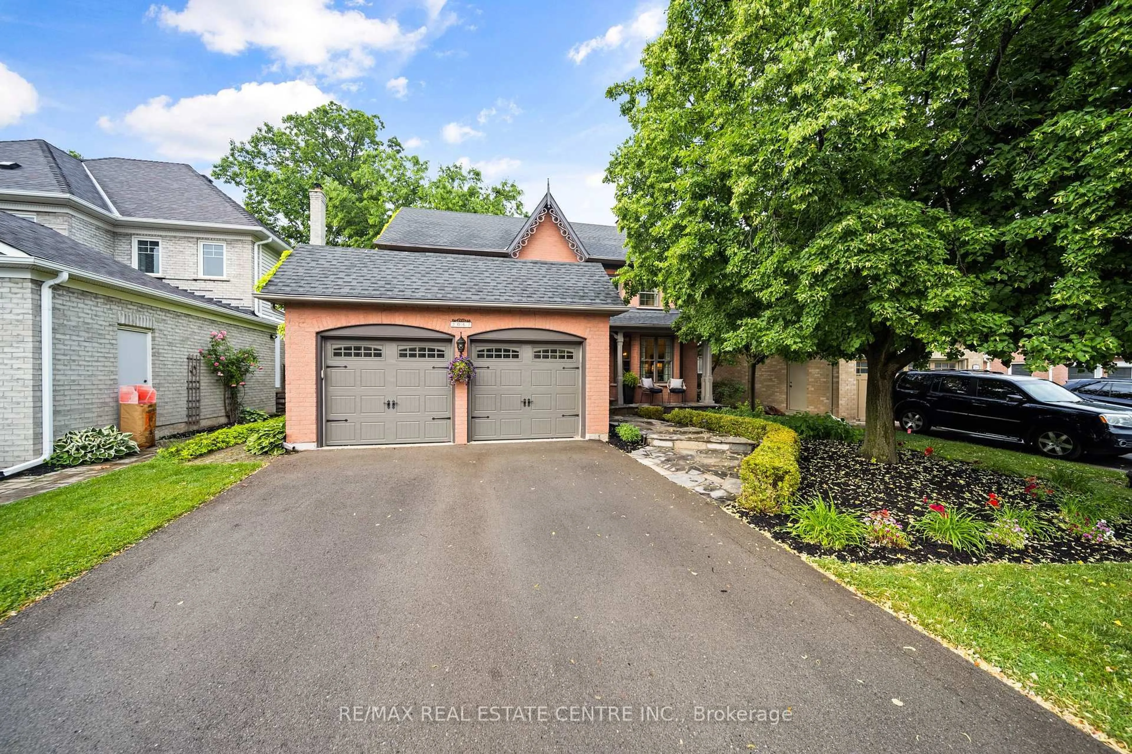 A pic from outside/outdoor area/front of a property/back of a property/a pic from drone, street for 2067 Annette Crt, Burlington Ontario L7M 3W1