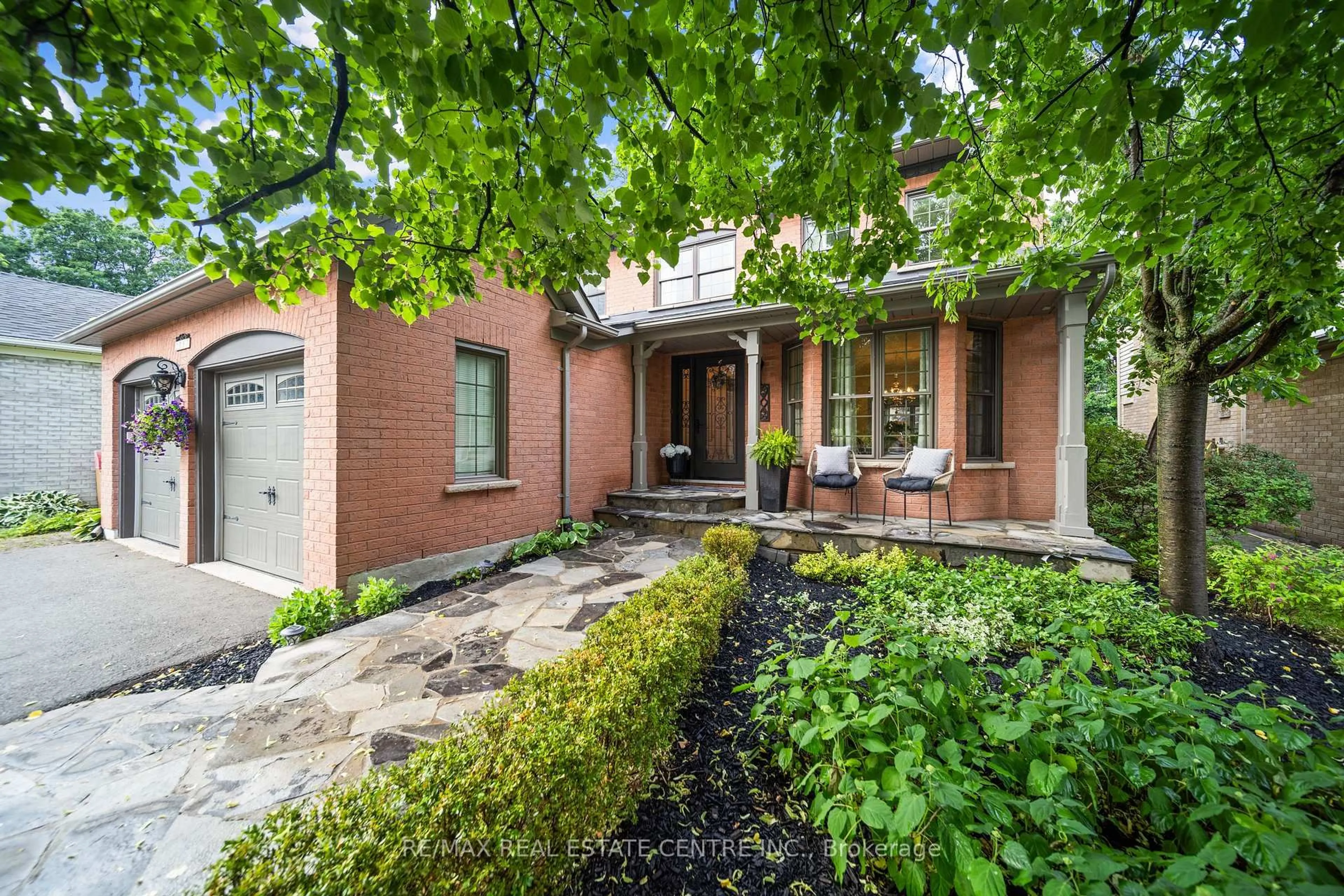 Home with brick exterior material, street for 2067 Annette Crt, Burlington Ontario L7M 3W1
