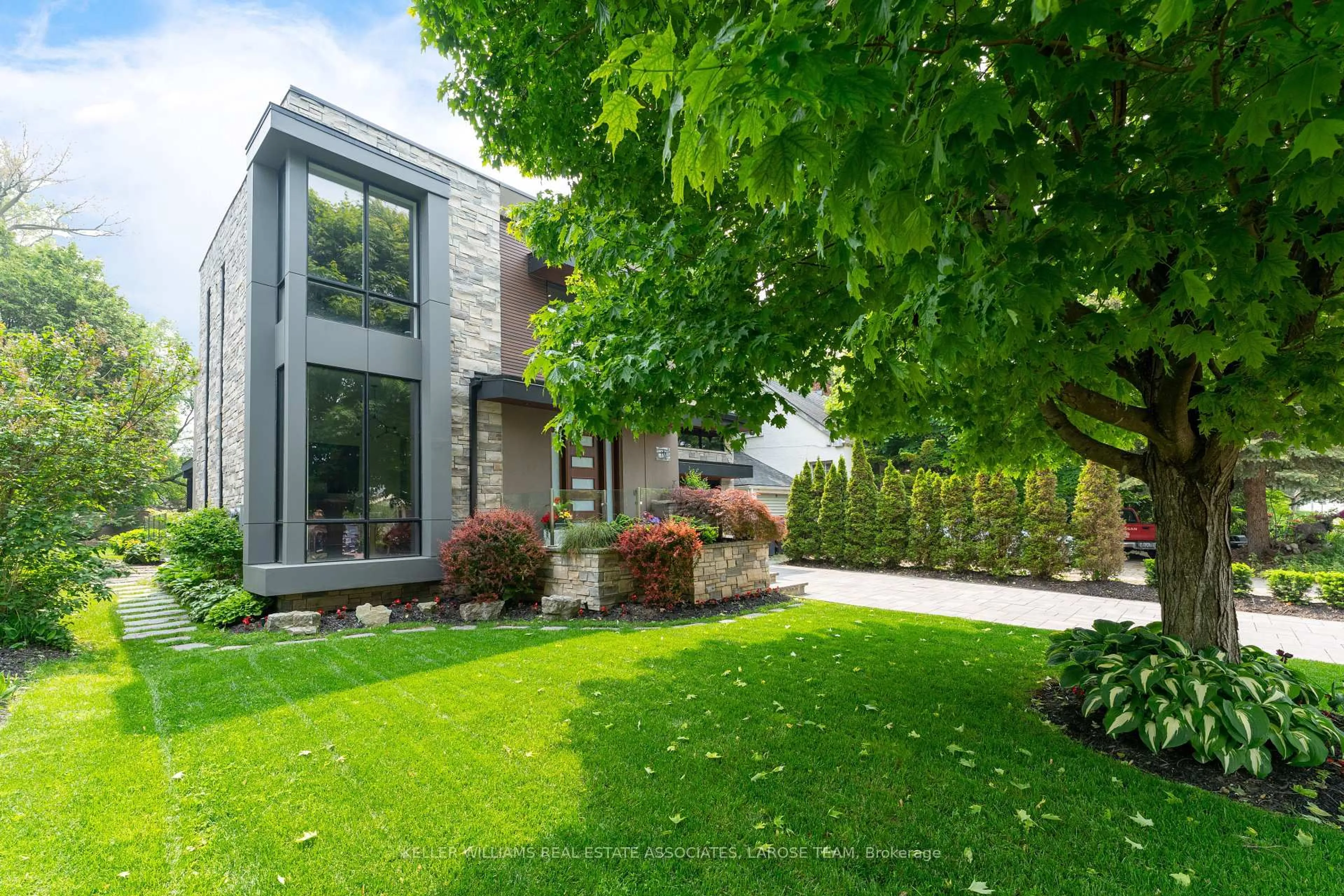 Unknown for 16 Maple Ave, Mississauga Ontario L5H 2R6