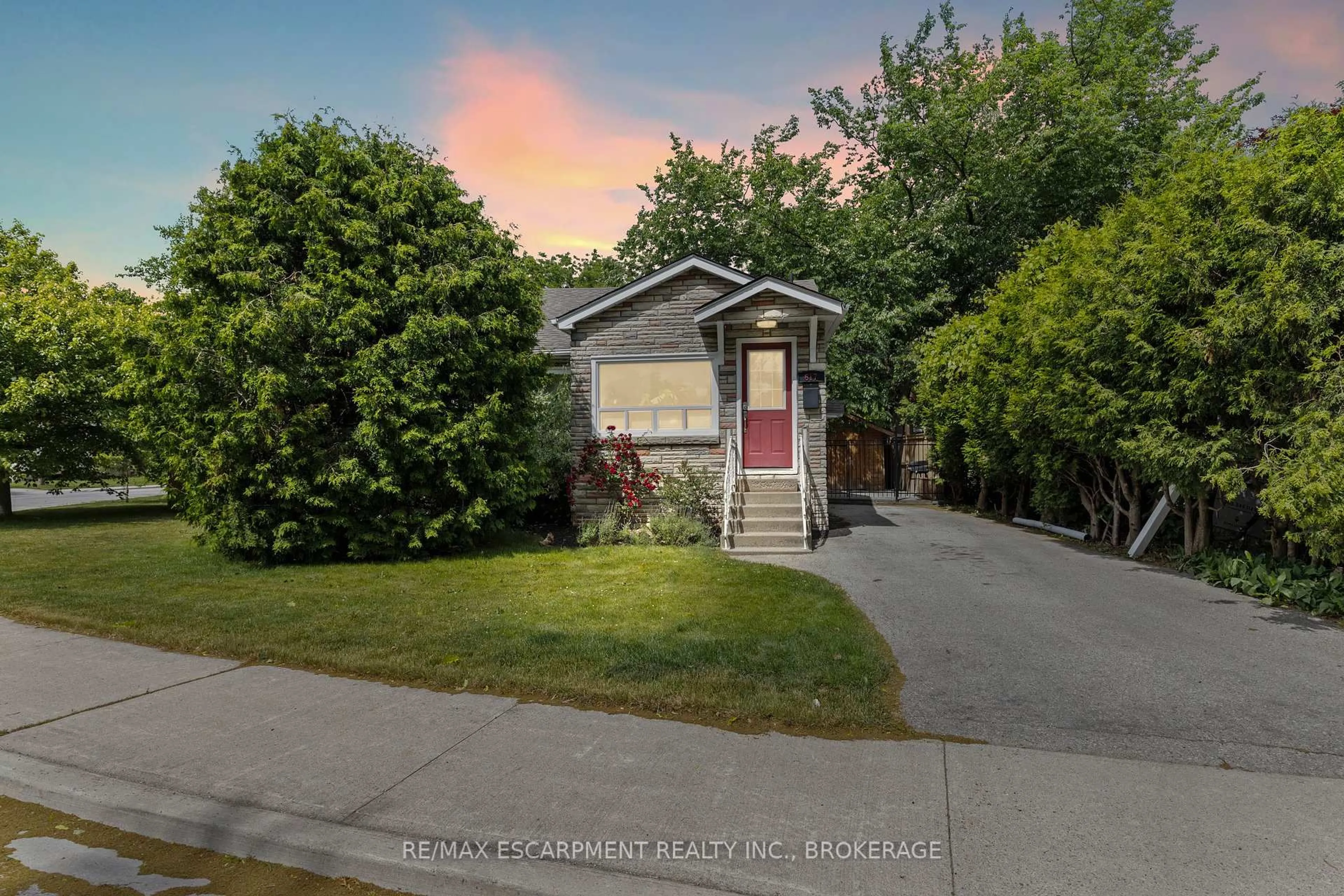 A pic from outside/outdoor area/front of a property/back of a property/a pic from drone, street for 617 Clark Ave, Burlington Ontario L7S 1P1