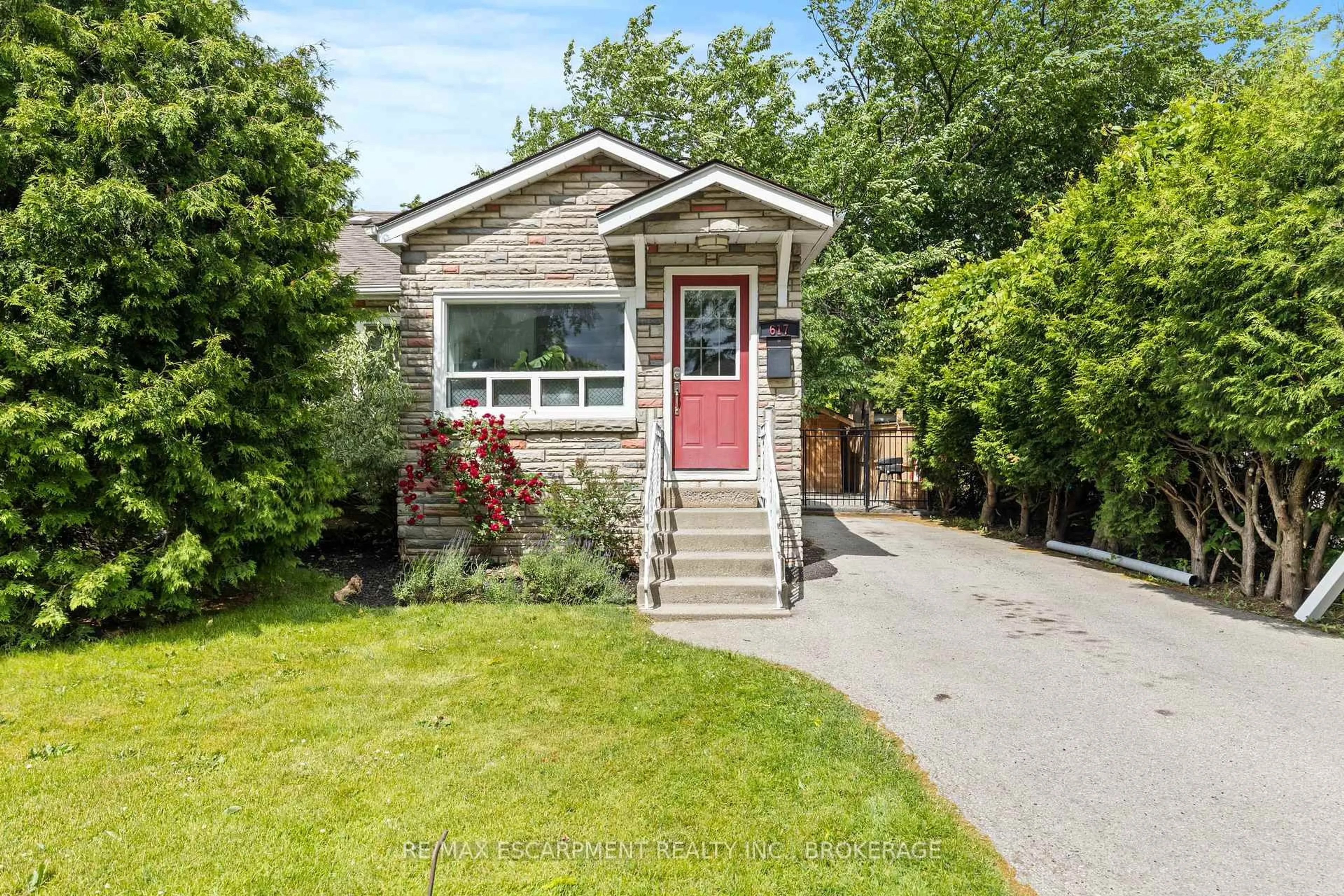 Home with vinyl exterior material, street for 617 Clark Ave, Burlington Ontario L7S 1P1