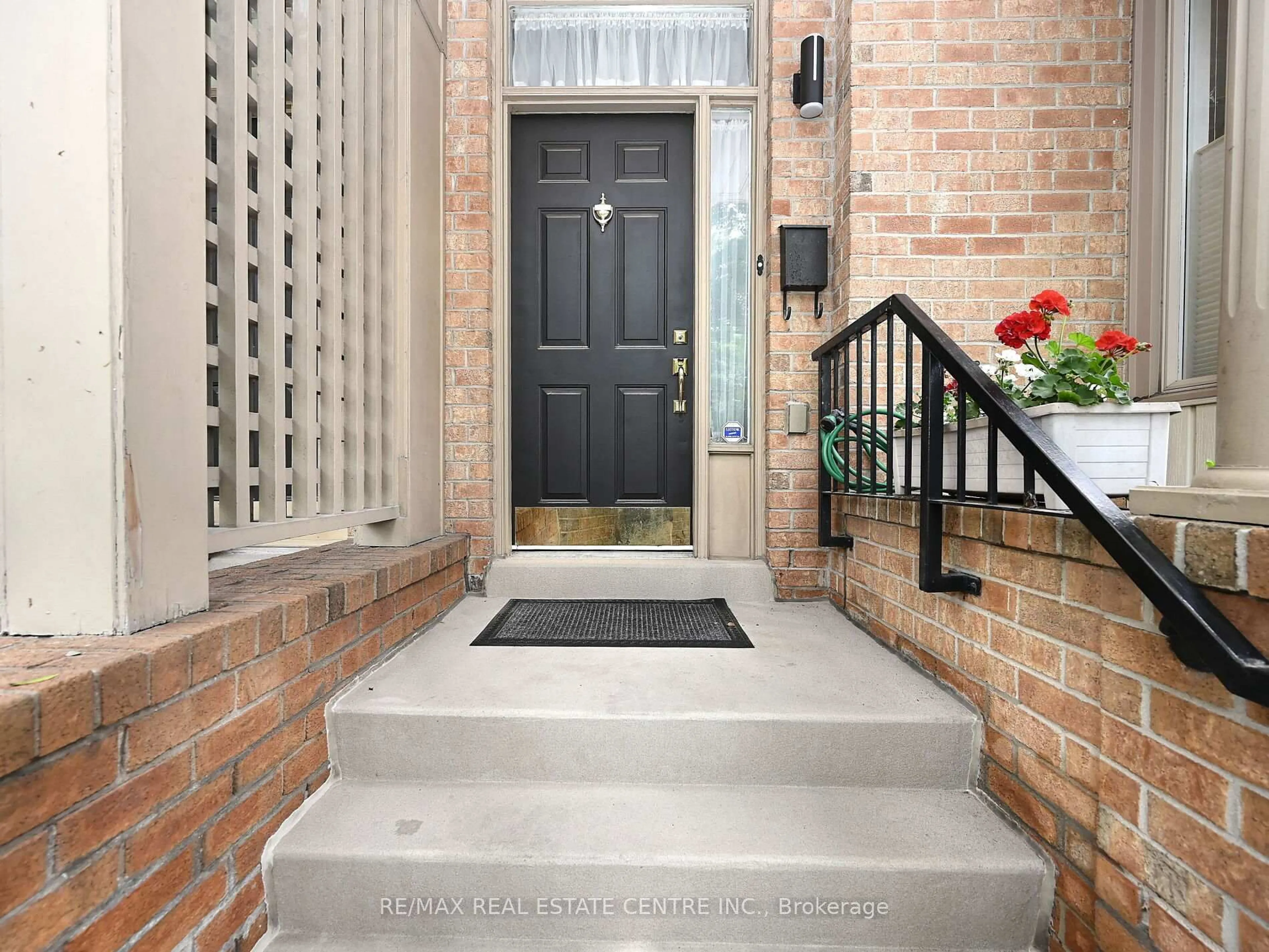 Indoor entryway for 3587 Kariya Dr #6, Mississauga Ontario L5B 3J2