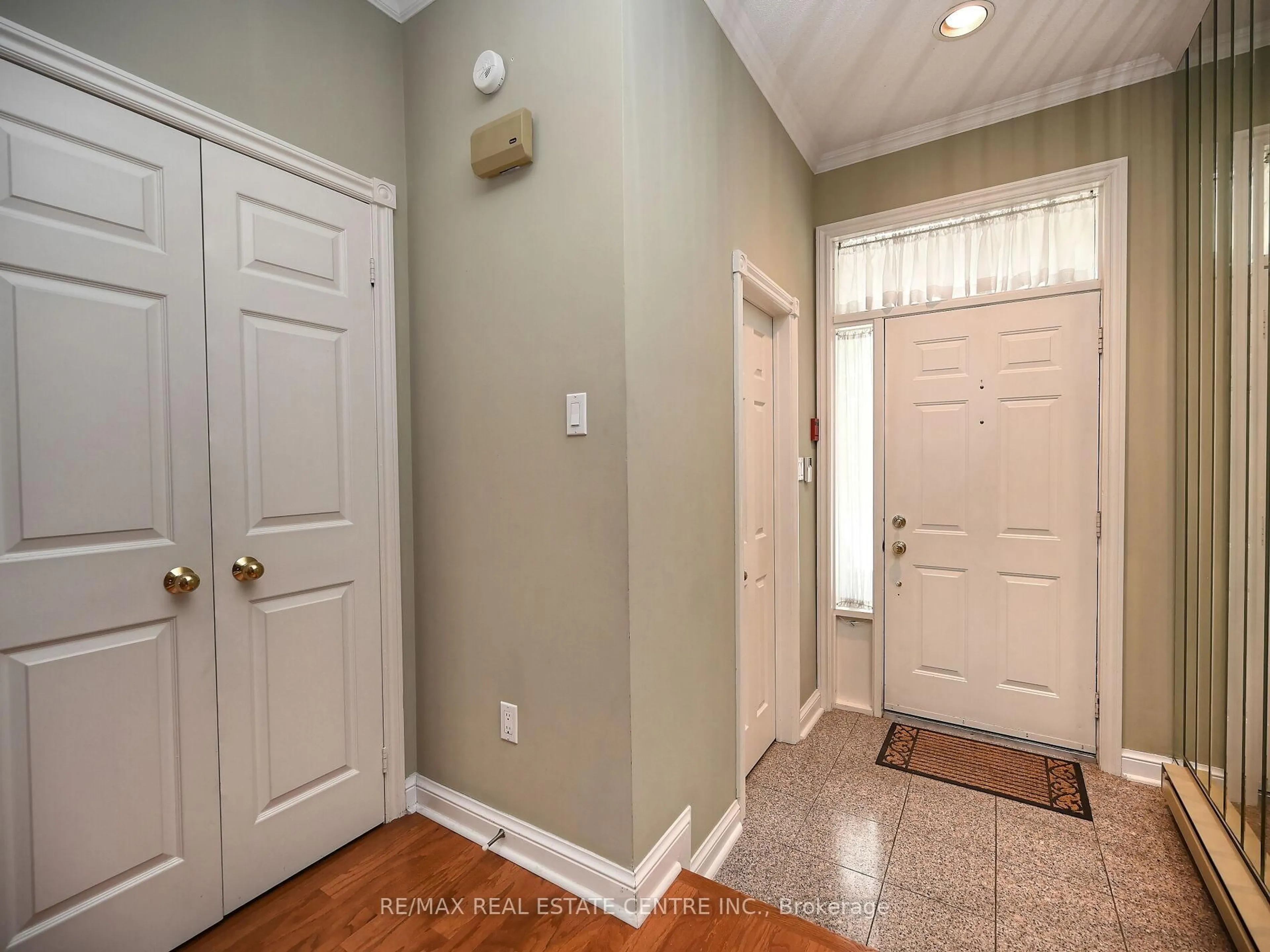 Indoor entryway for 3587 Kariya Dr #6, Mississauga Ontario L5B 3J2