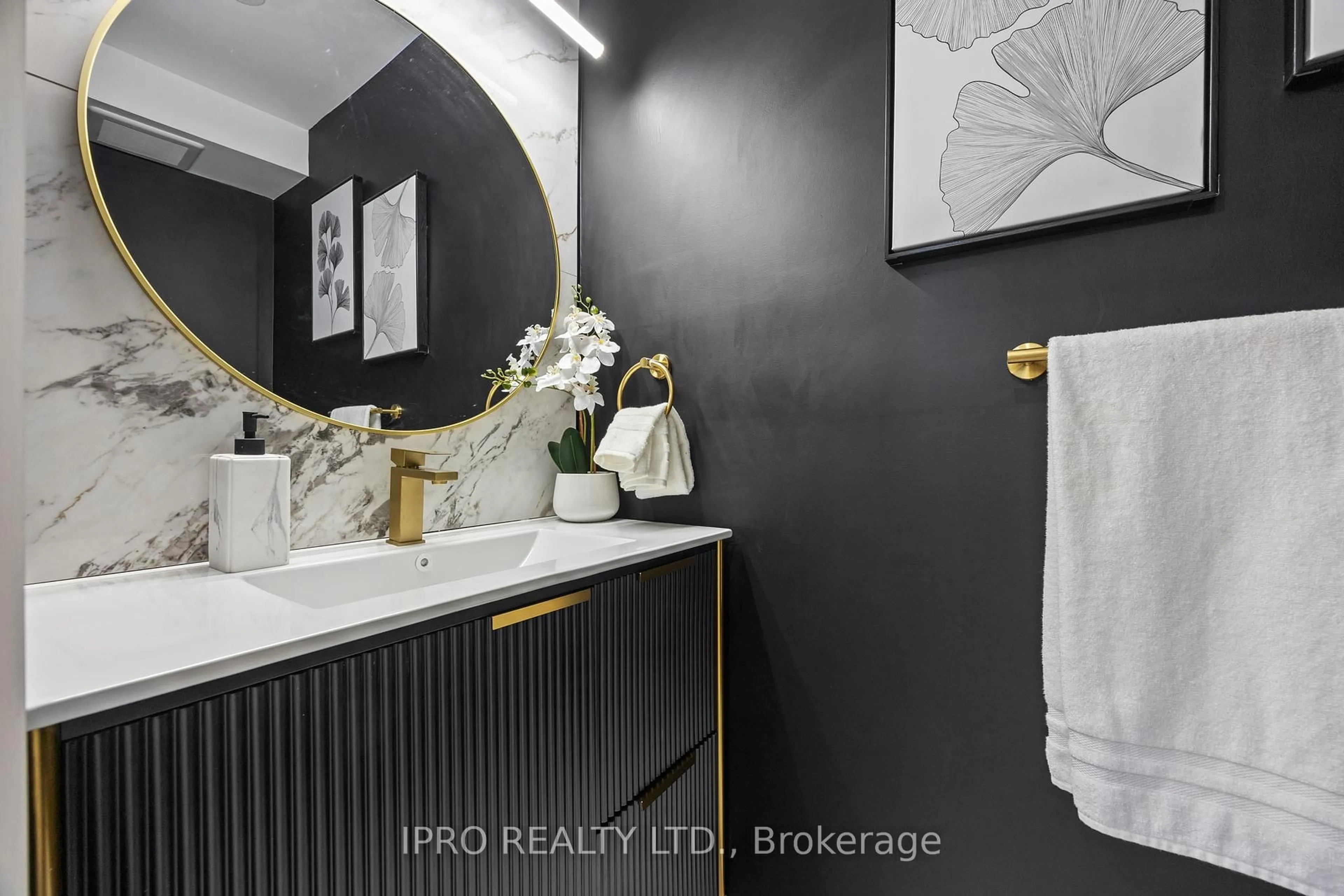 Contemporary bathroom, ceramic/tile floor for 3049 Golden Orchard Dr, Mississauga Ontario L4X 2V1