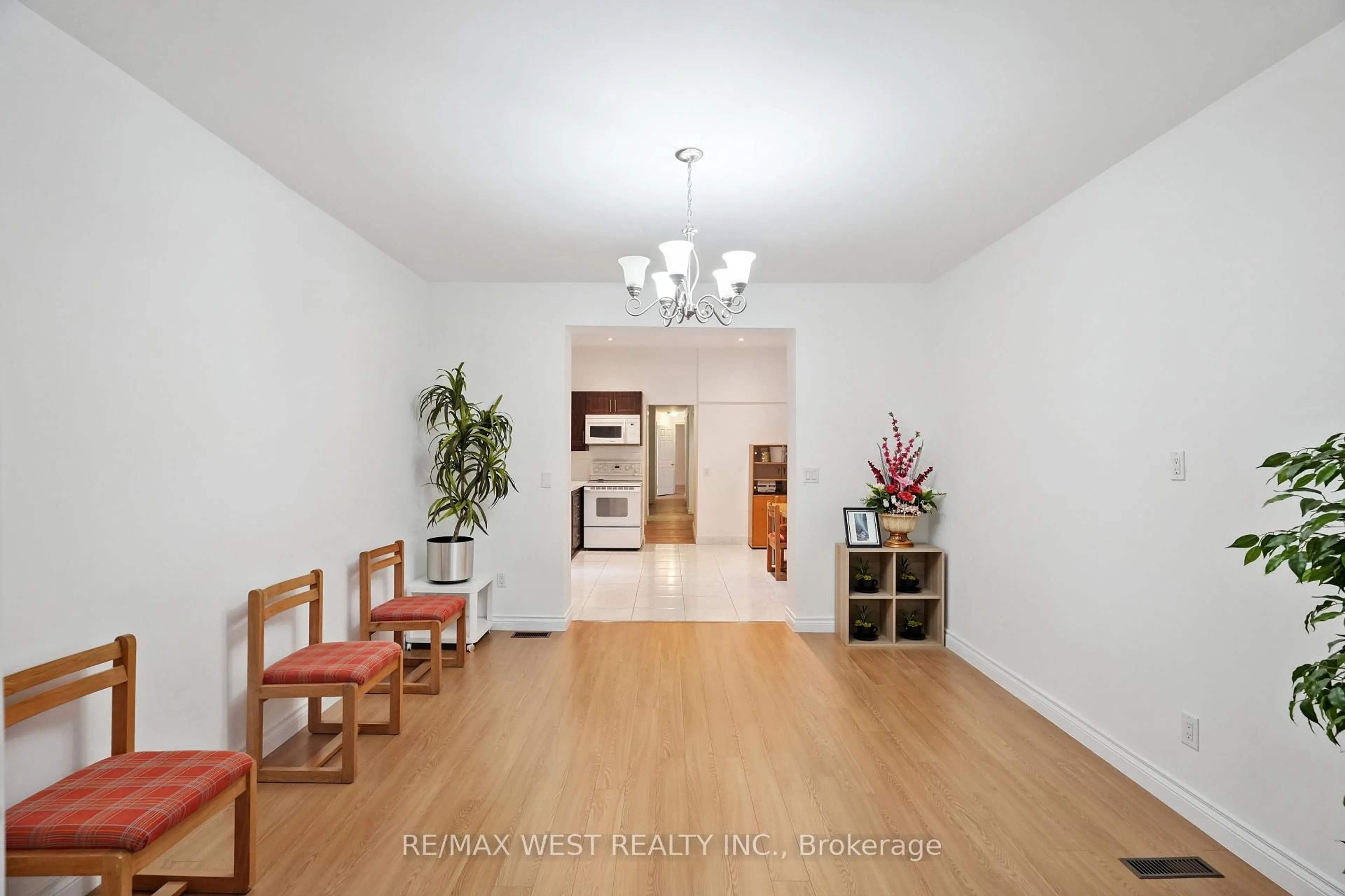 Indoor foyer for 130 Lansdowne Ave, Toronto Ontario M6K 2V9