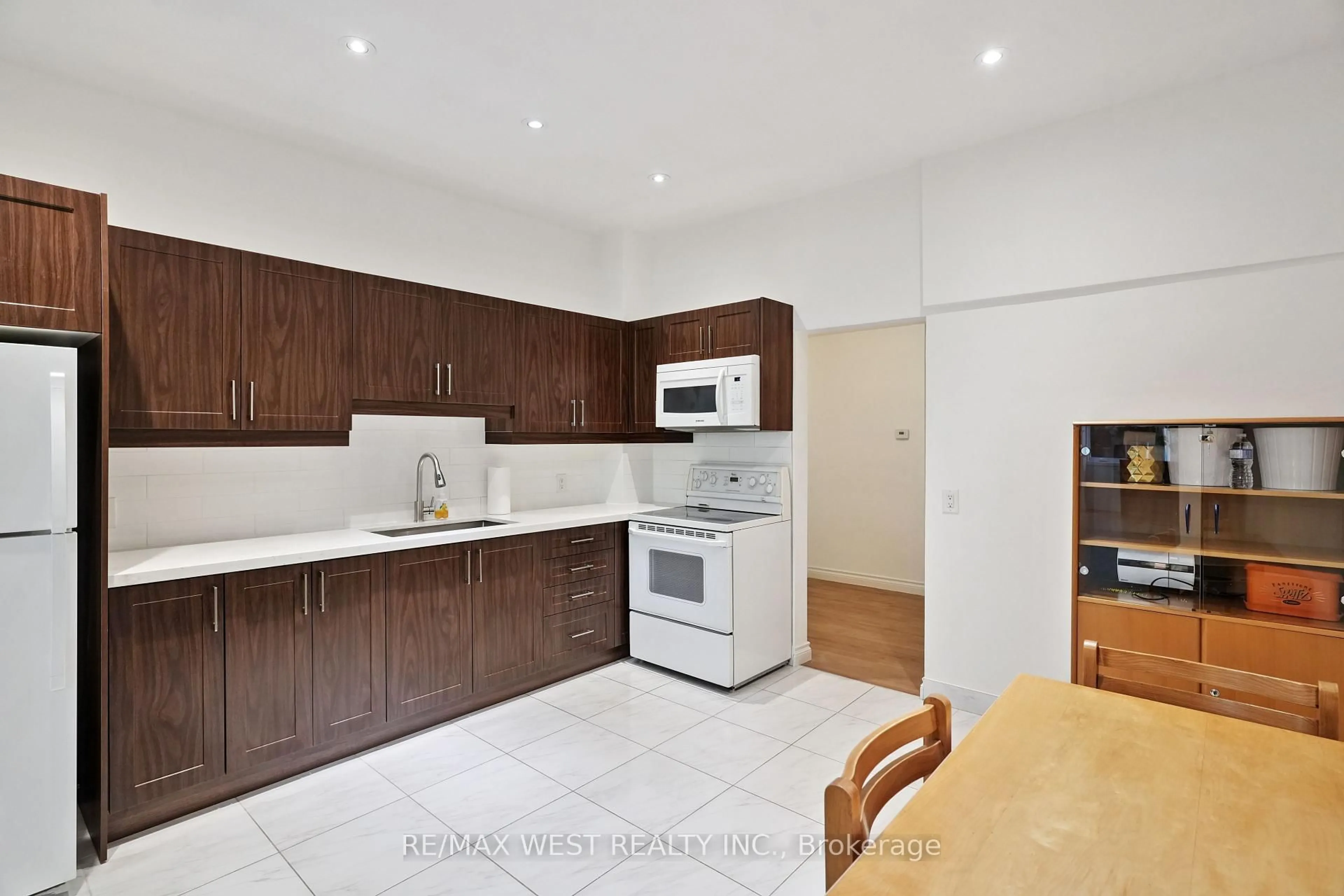 Standard kitchen, ceramic/tile floor for 130 Lansdowne Ave, Toronto Ontario M6K 2V9
