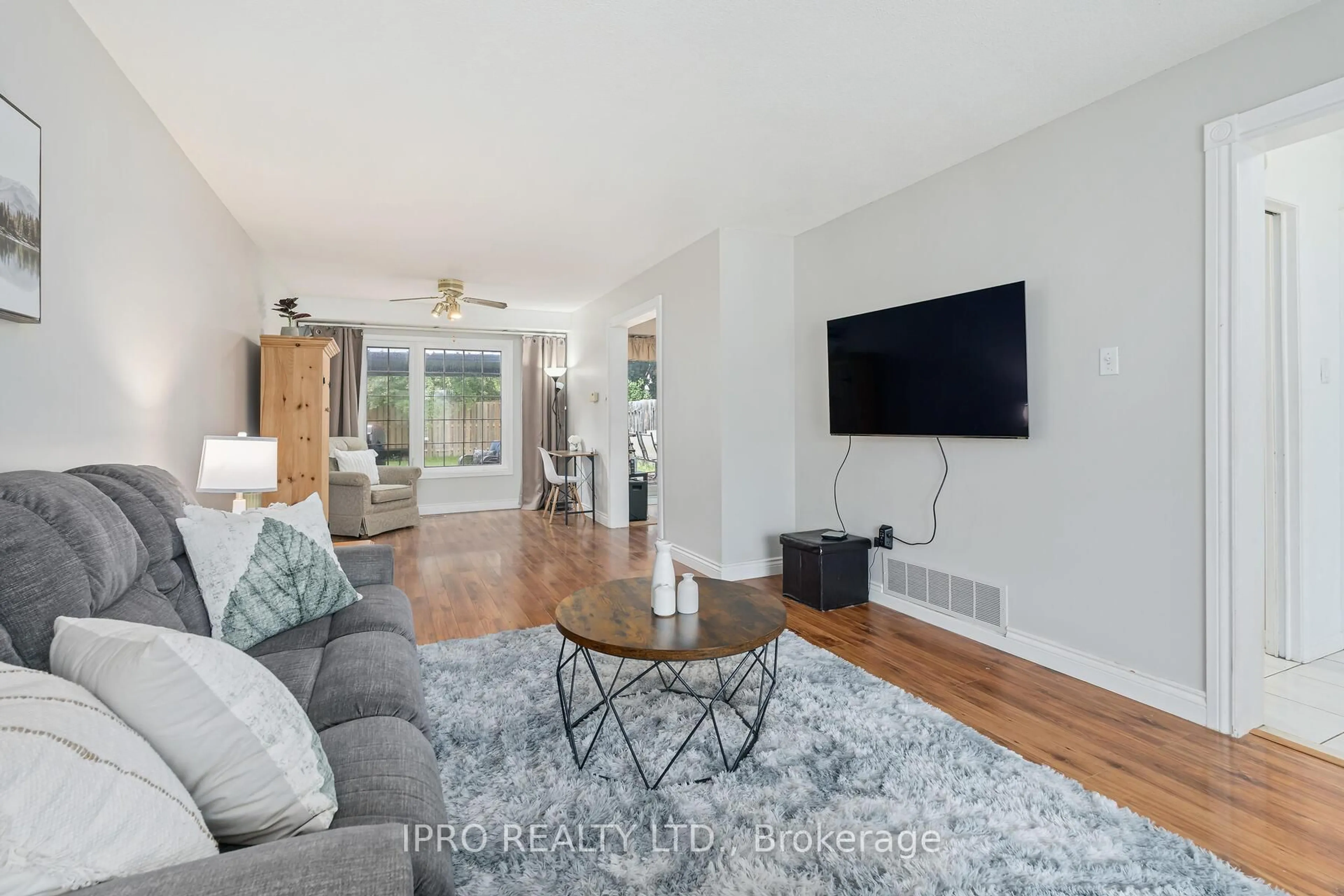 Living room with furniture, unknown for 2734 Los Palmas Crt, Mississauga Ontario L5N 2G7