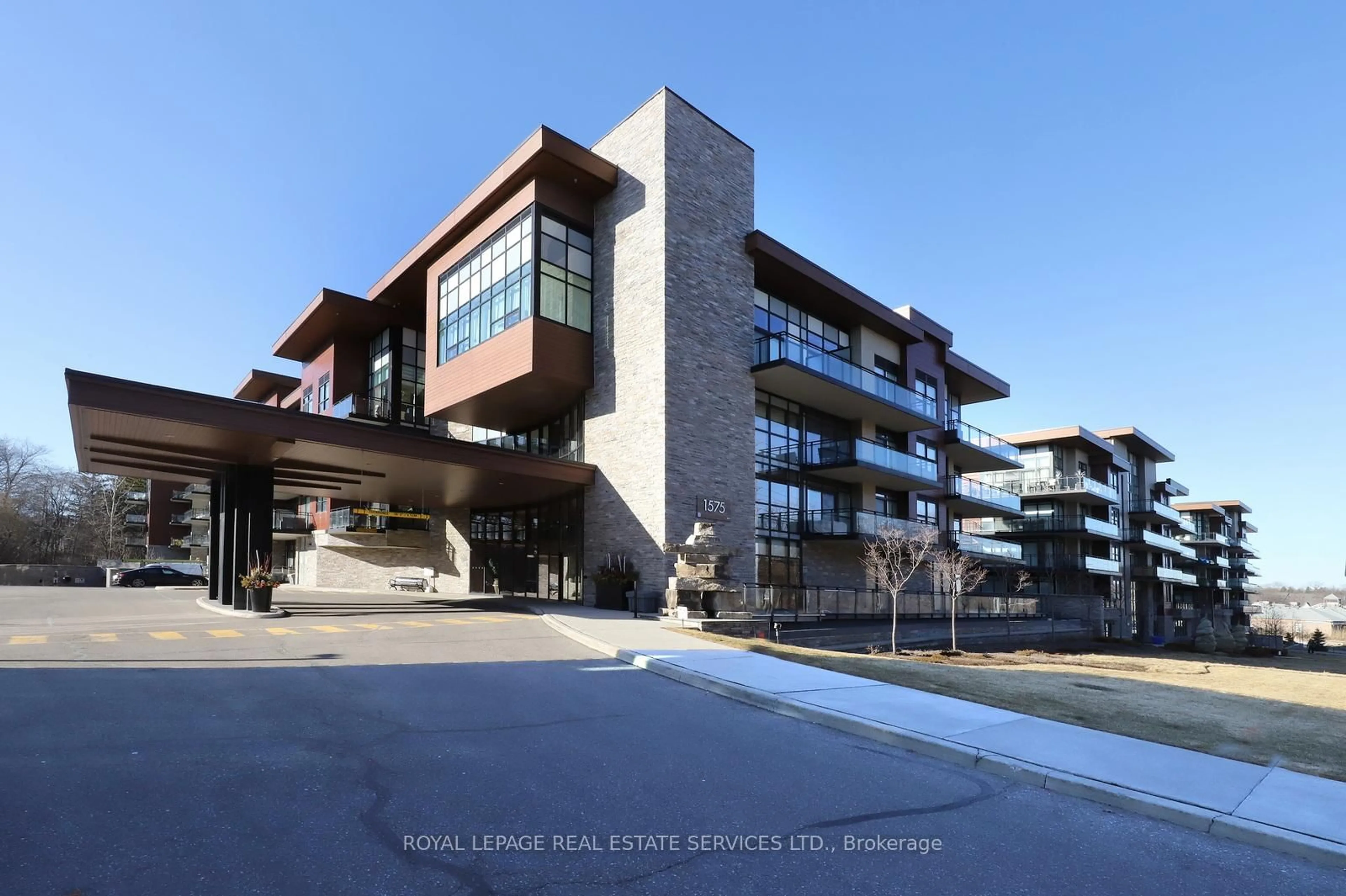 Indoor foyer for 1575 Lakeshore Rd #433, Mississauga Ontario L5J 0B1