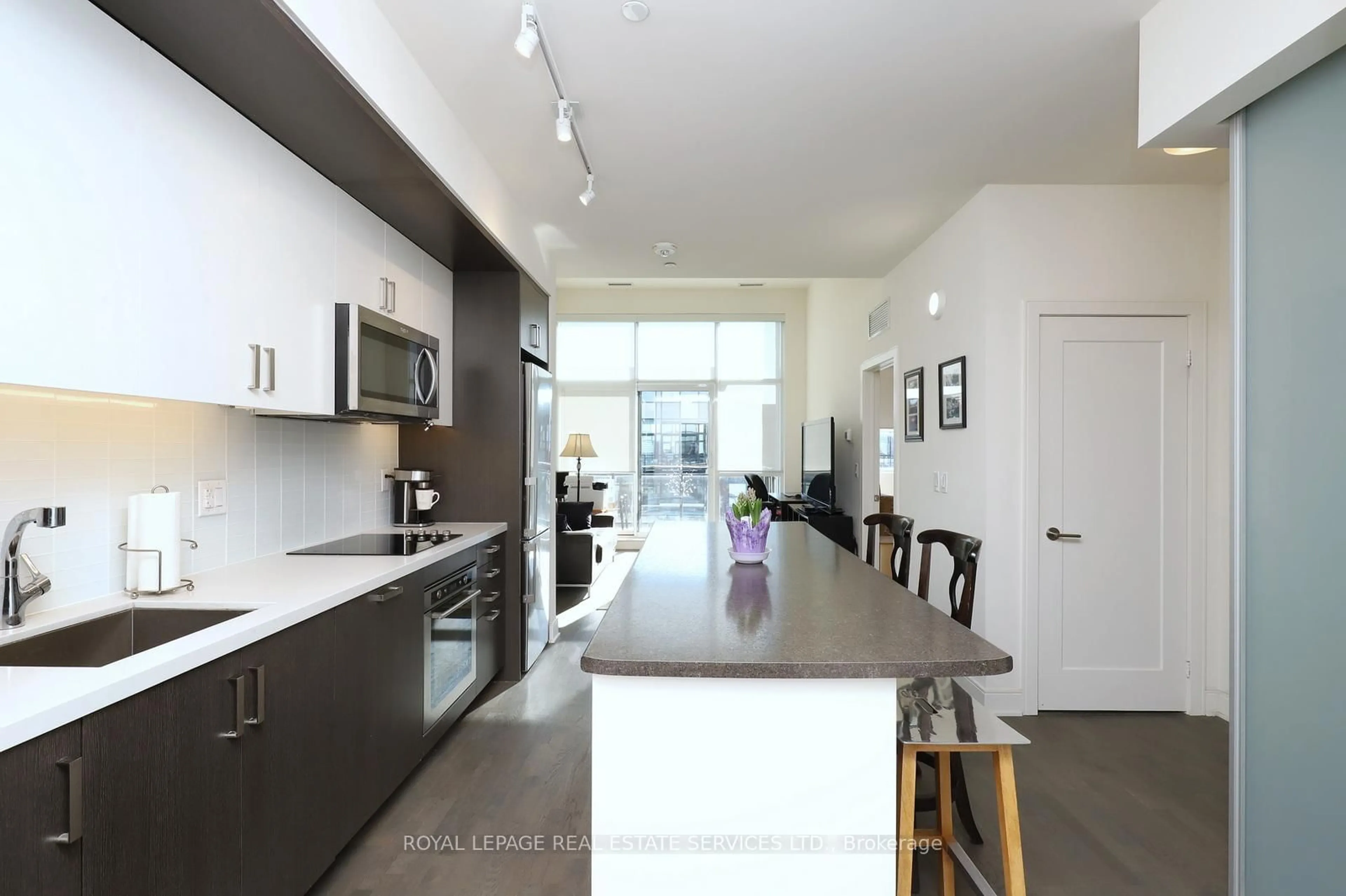 Open concept kitchen, unknown for 1575 Lakeshore Rd #433, Mississauga Ontario L5J 0B1