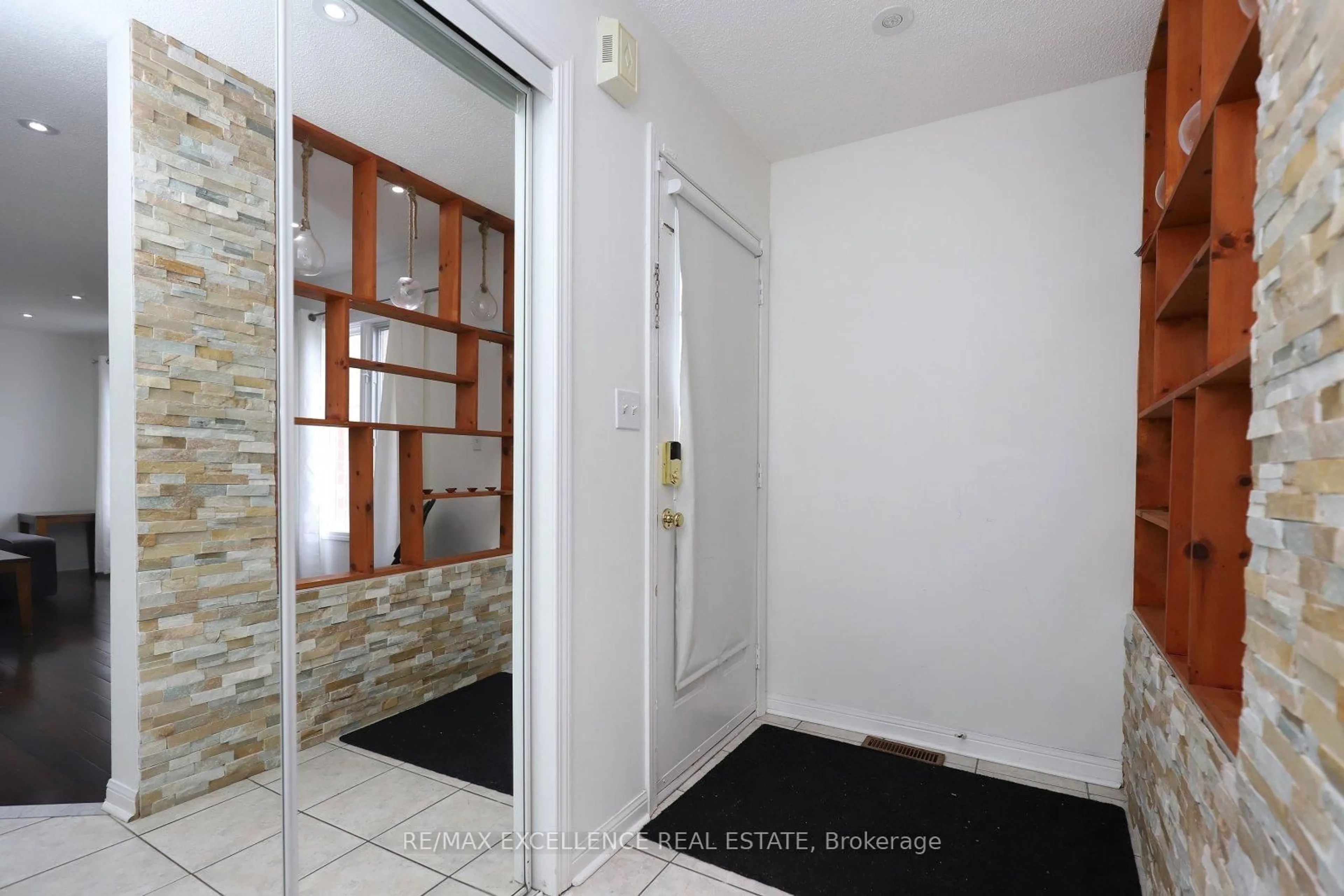 Indoor foyer for 106 Narrow Valley Cres, Brampton Ontario L6R 2M6