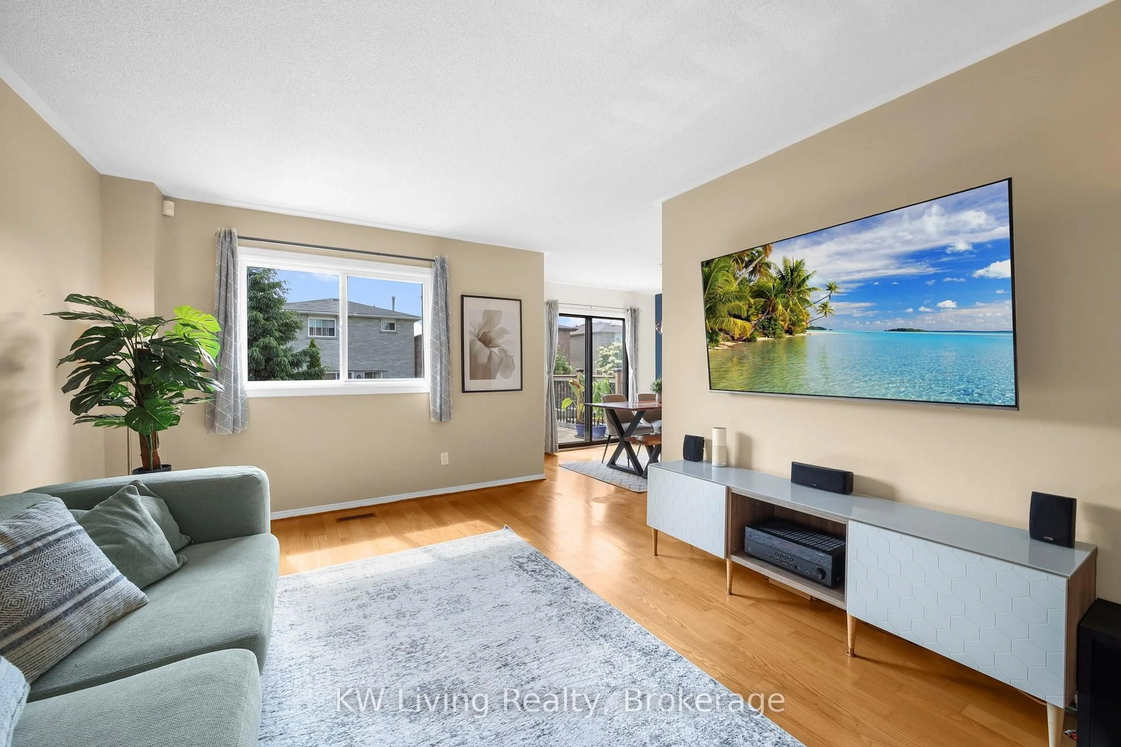 Living room with furniture, unknown for 6085 Duford Dr, Mississauga Ontario L5V 1A7