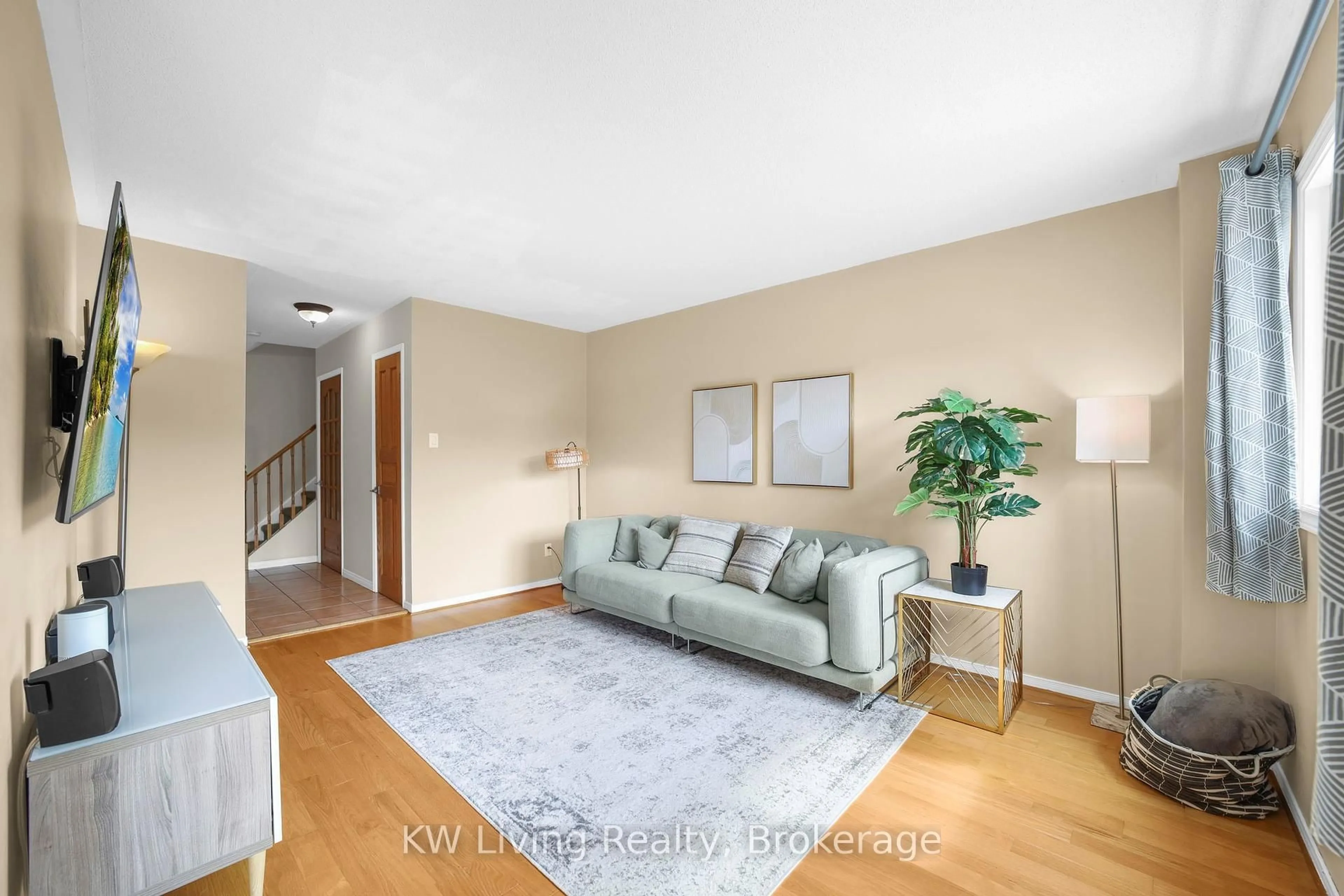 Living room with furniture, unknown for 6085 Duford Dr, Mississauga Ontario L5V 1A7