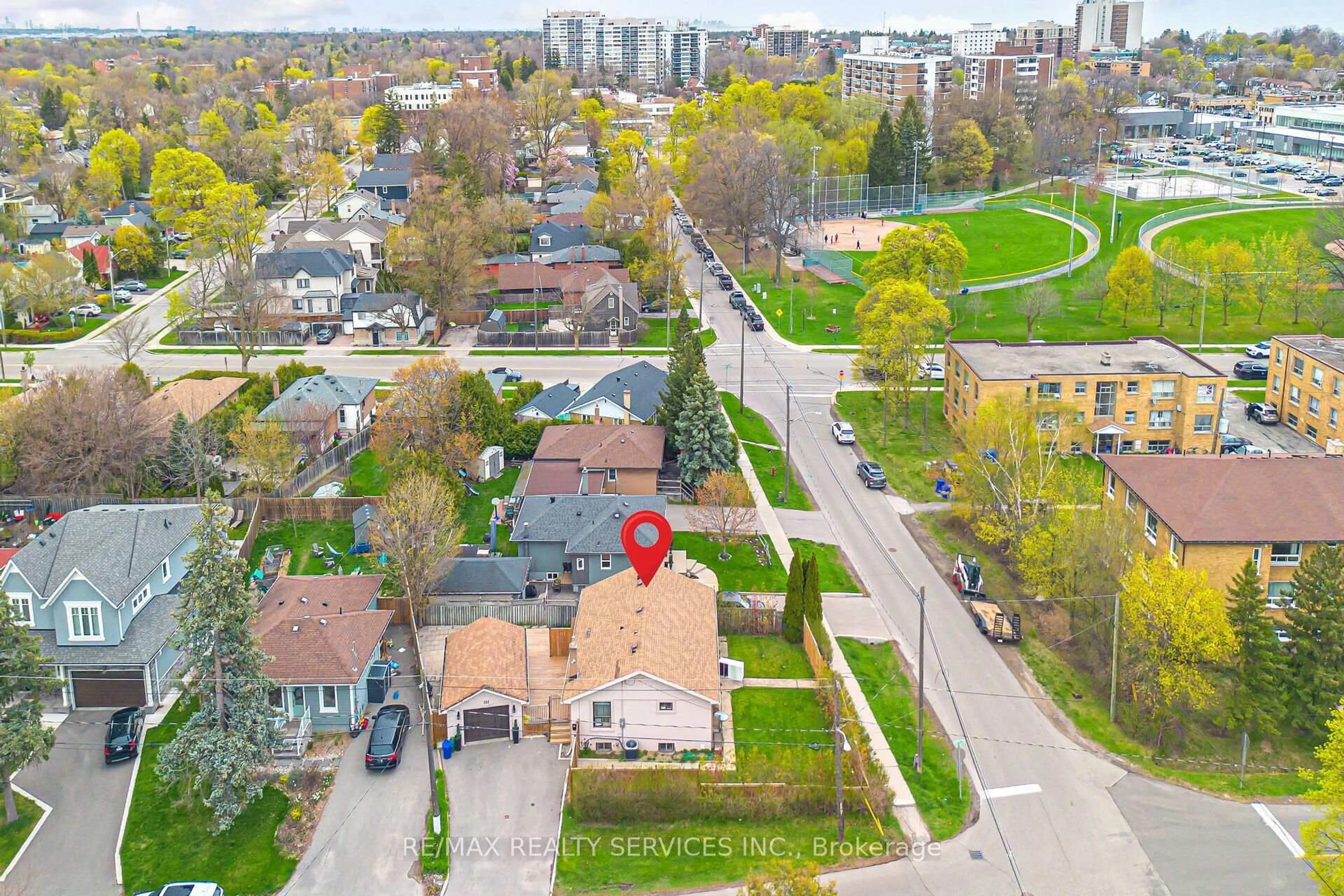 A pic from outside/outdoor area/front of a property/back of a property/a pic from drone, street for 191 Deane Ave, Oakville Ontario L6K 1N4