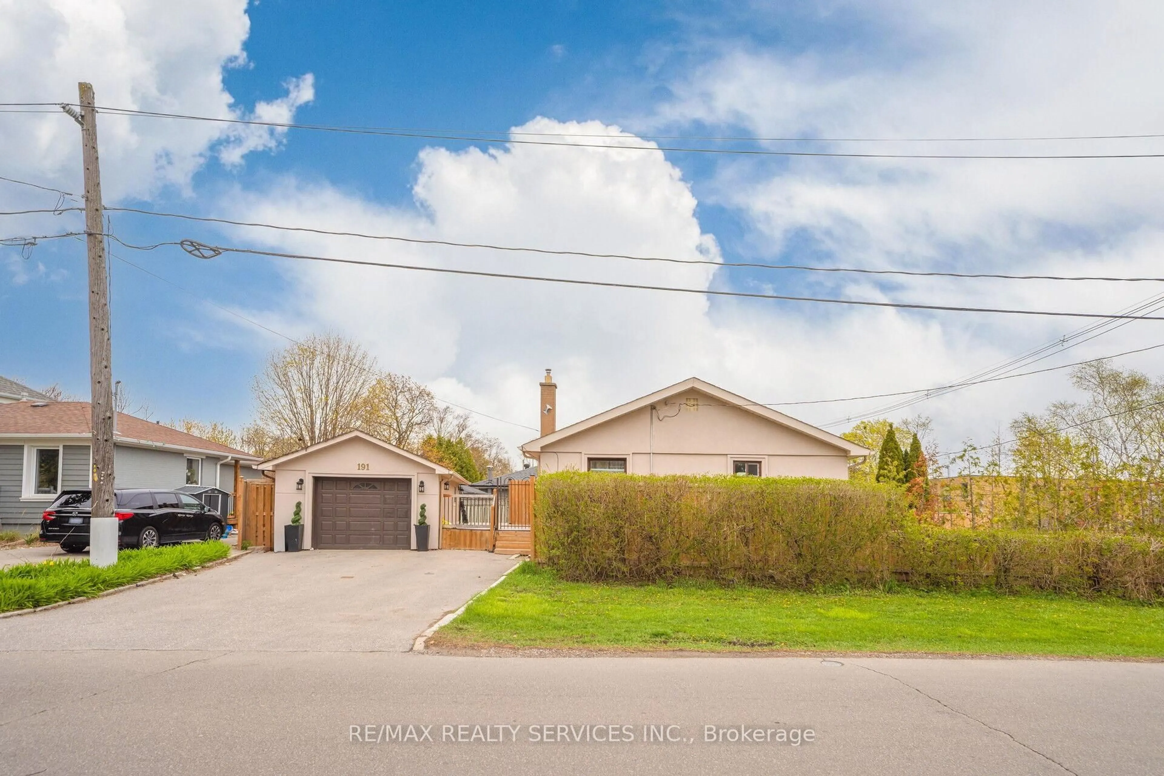 A pic from outside/outdoor area/front of a property/back of a property/a pic from drone, street for 191 Deane Ave, Oakville Ontario L6K 1N4