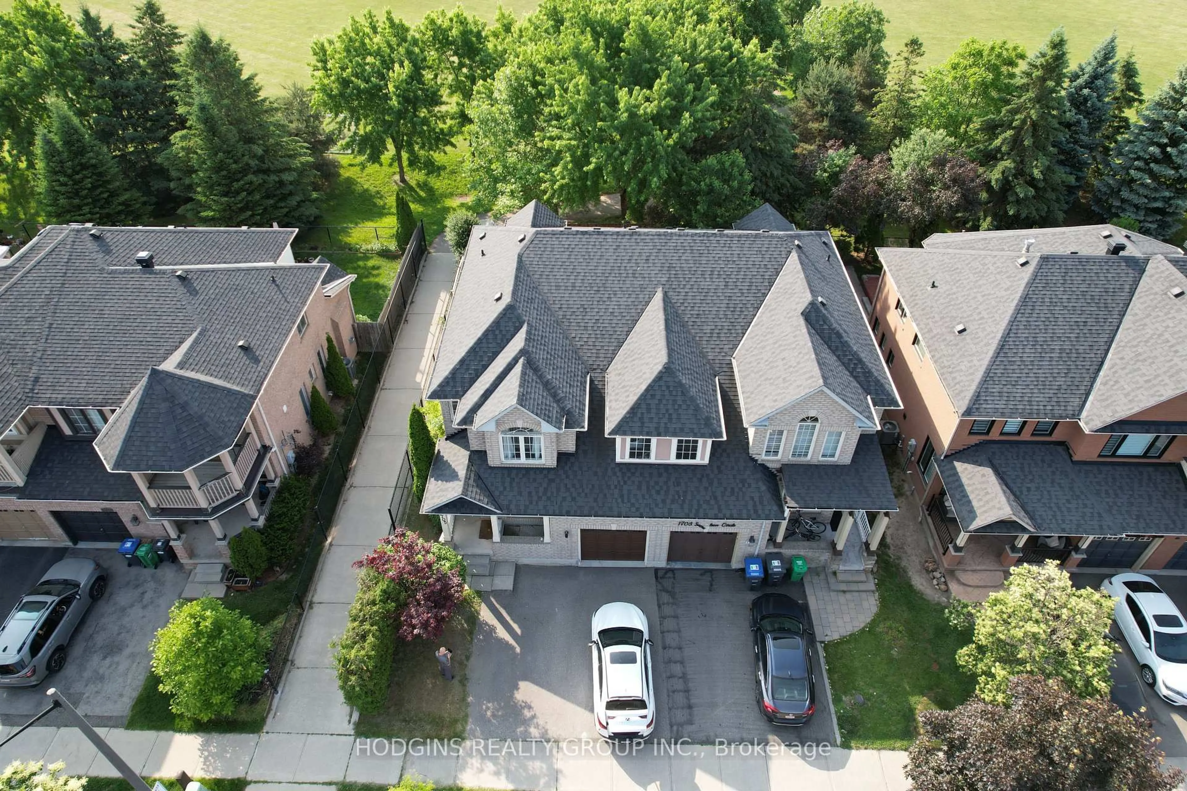 A pic from outside/outdoor area/front of a property/back of a property/a pic from drone, street for 1705 Samuelson Circ, Mississauga Ontario L5N 7Z6