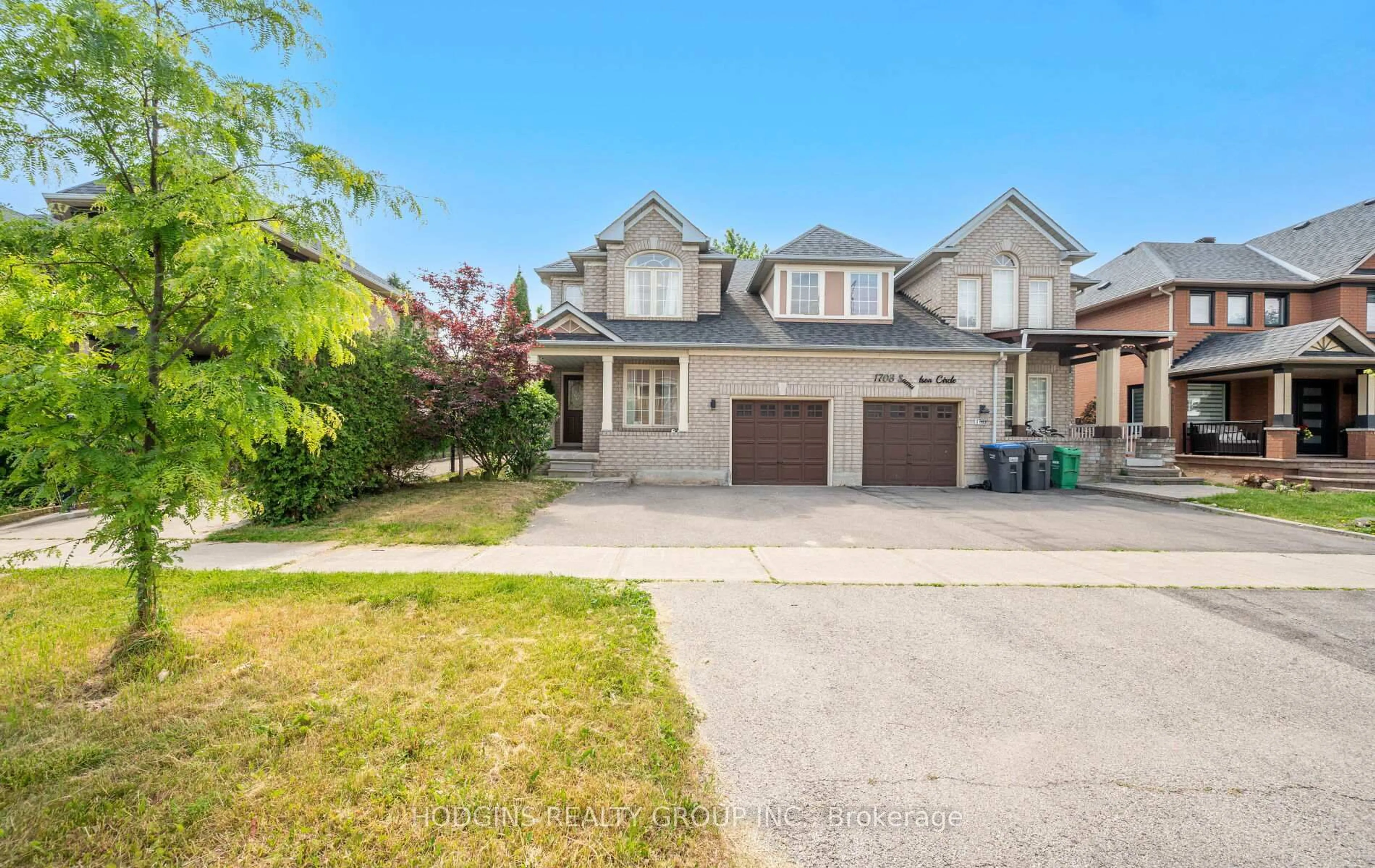 A pic from outside/outdoor area/front of a property/back of a property/a pic from drone, street for 1705 Samuelson Circ, Mississauga Ontario L5N 7Z6