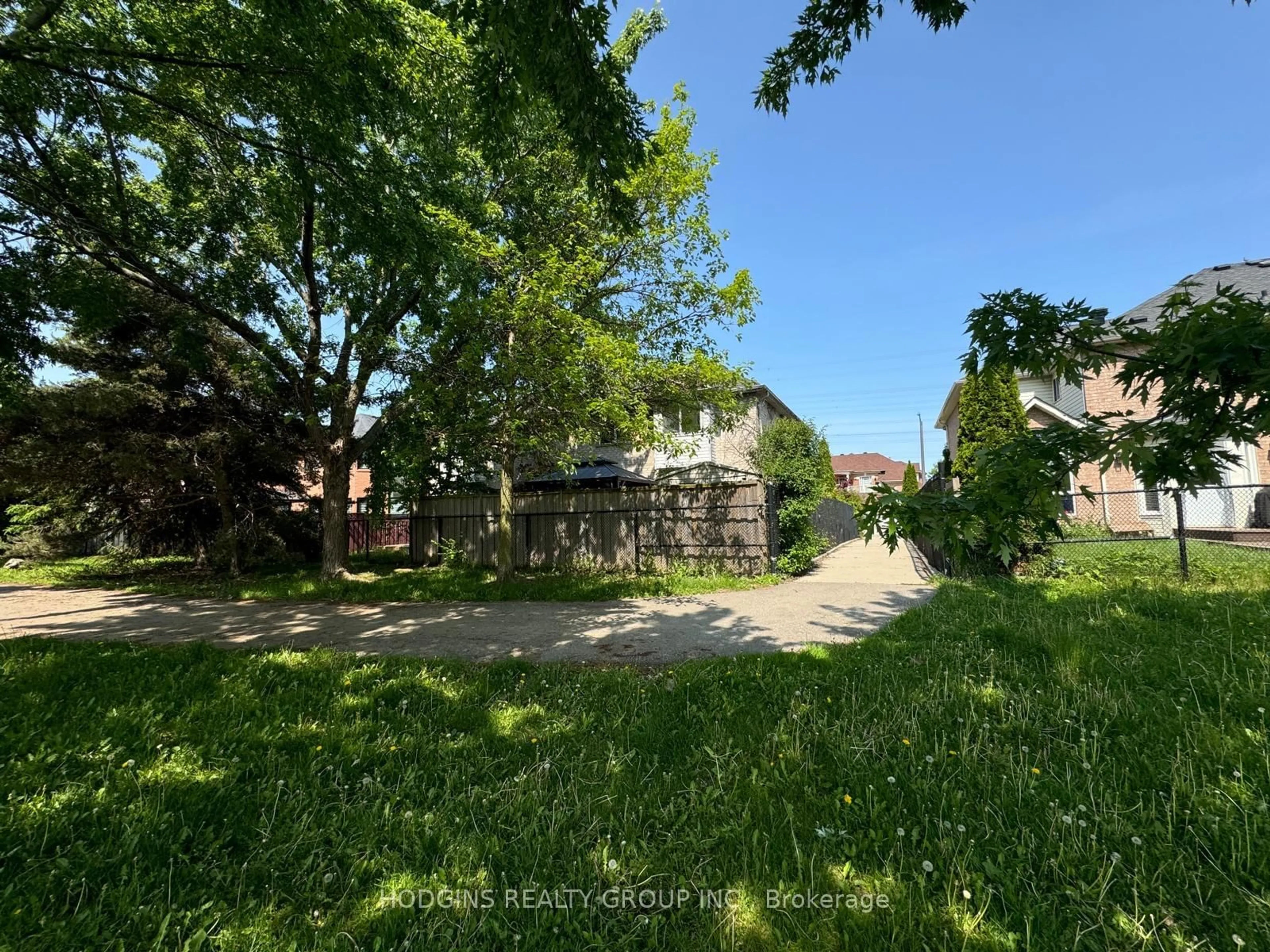 A pic from outside/outdoor area/front of a property/back of a property/a pic from drone, street for 1705 Samuelson Circ, Mississauga Ontario L5N 7Z6