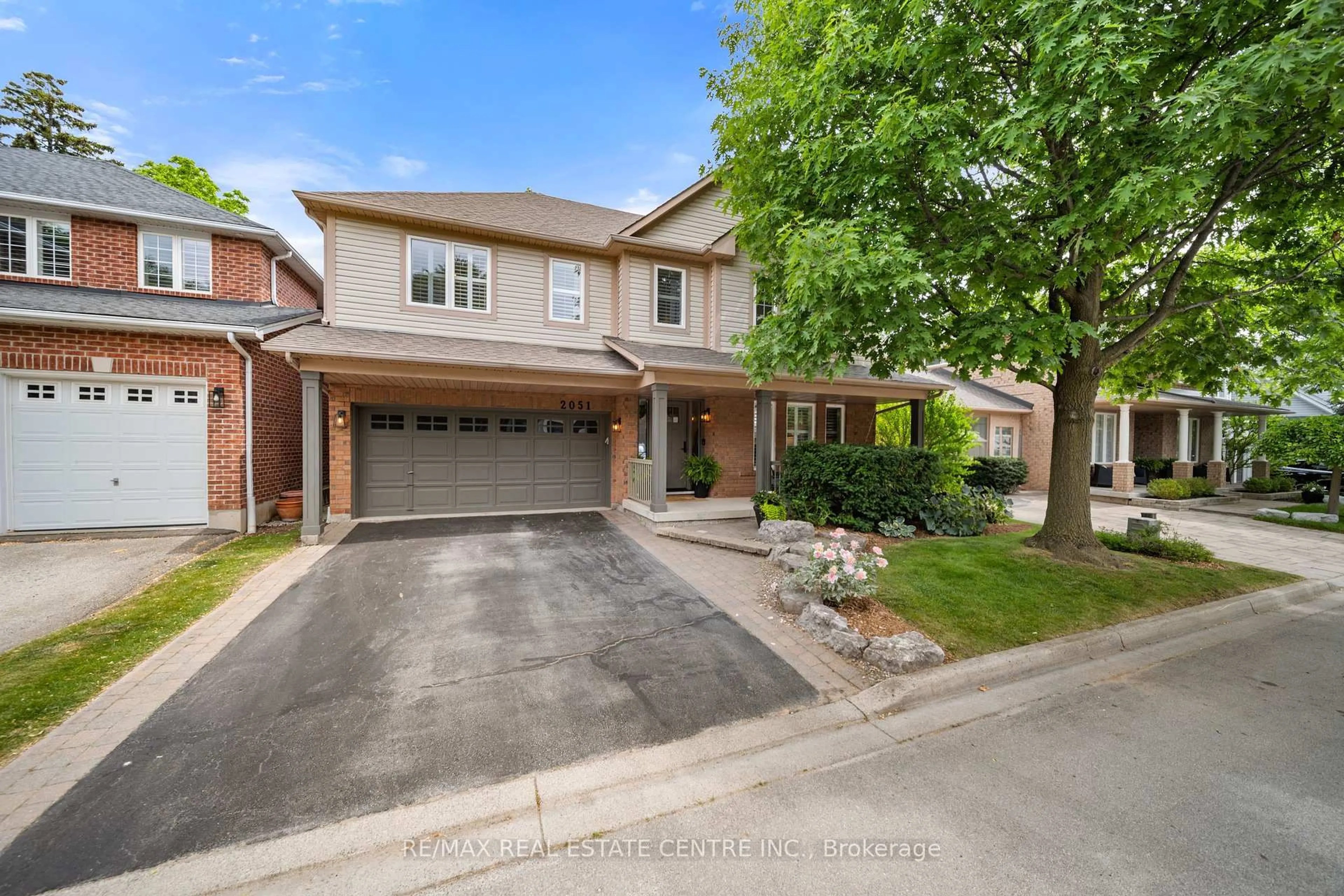 Home with brick exterior material, street for 2051 Oak Grove Pl, Burlington Ontario L7L 6M7