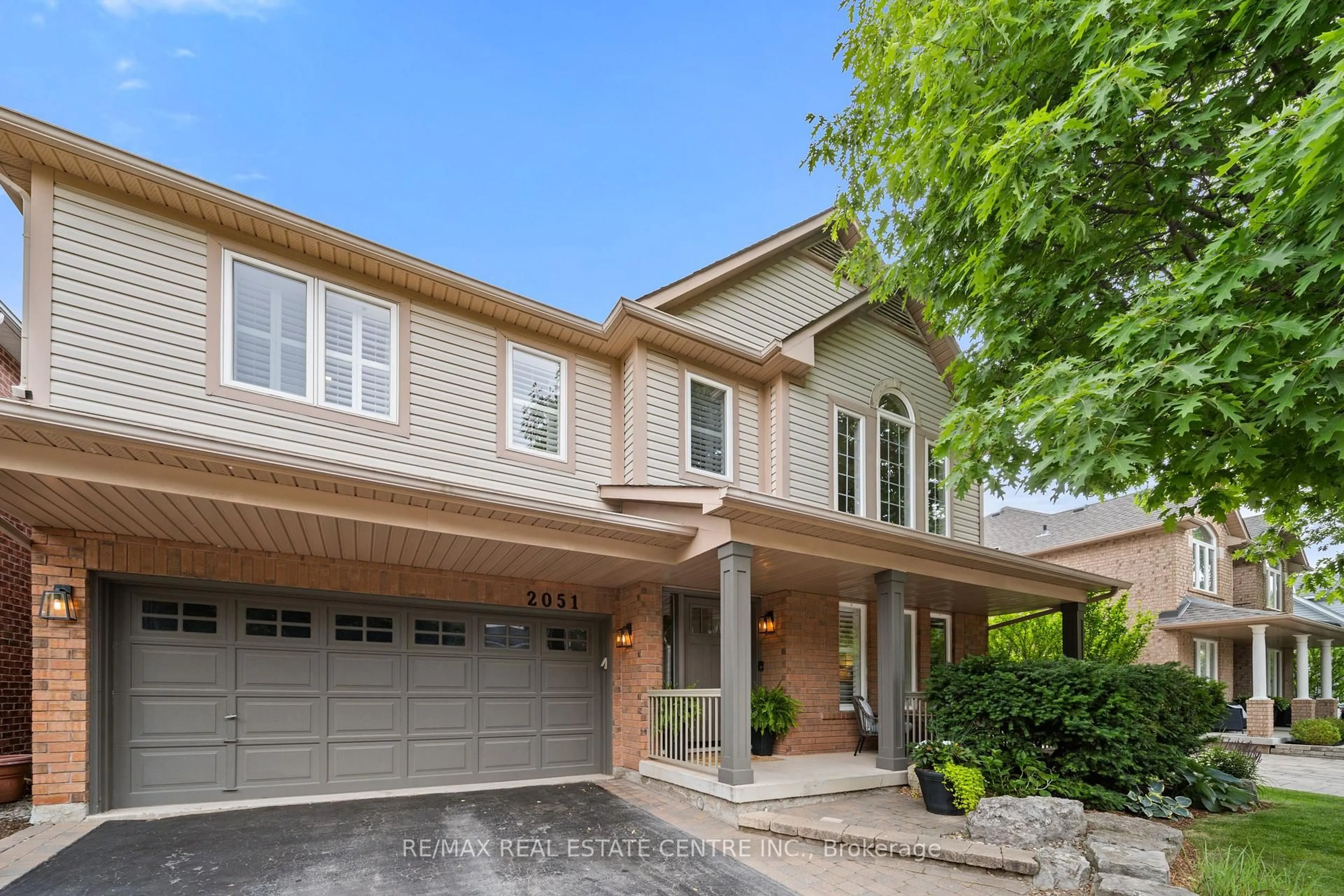 Home with brick exterior material, street for 2051 Oak Grove Pl, Burlington Ontario L7L 6M7