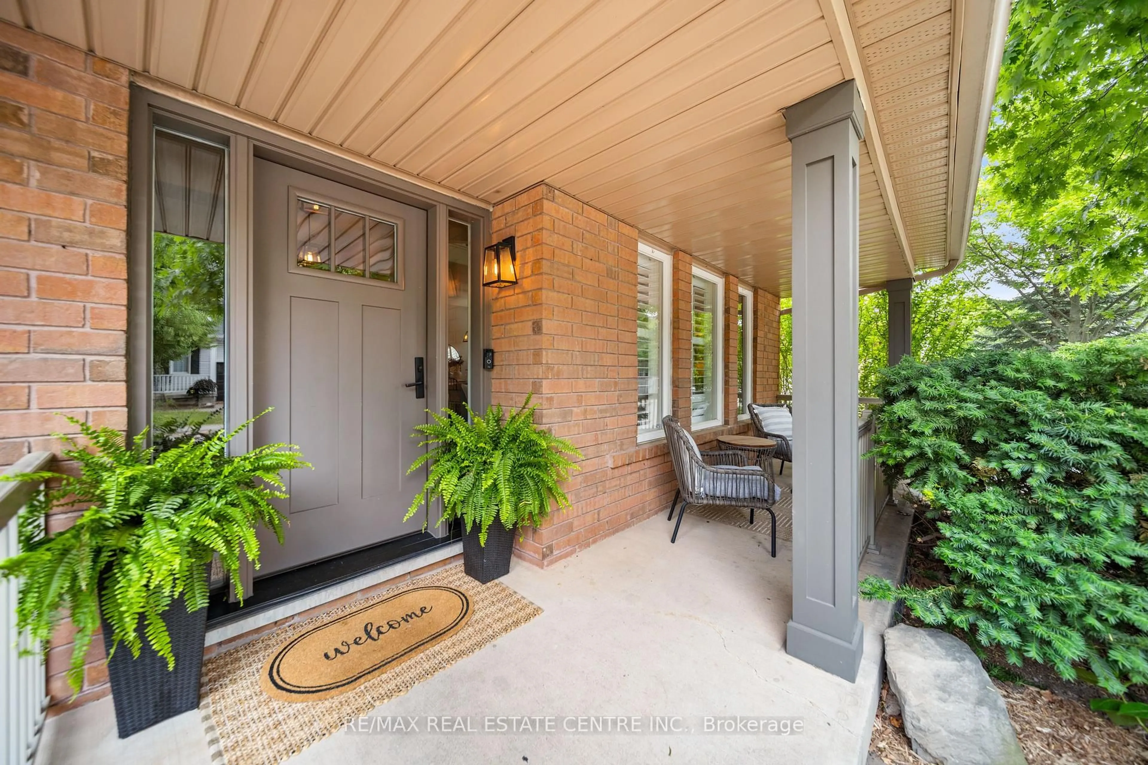 Indoor entryway for 2051 Oak Grove Pl, Burlington Ontario L7L 6M7